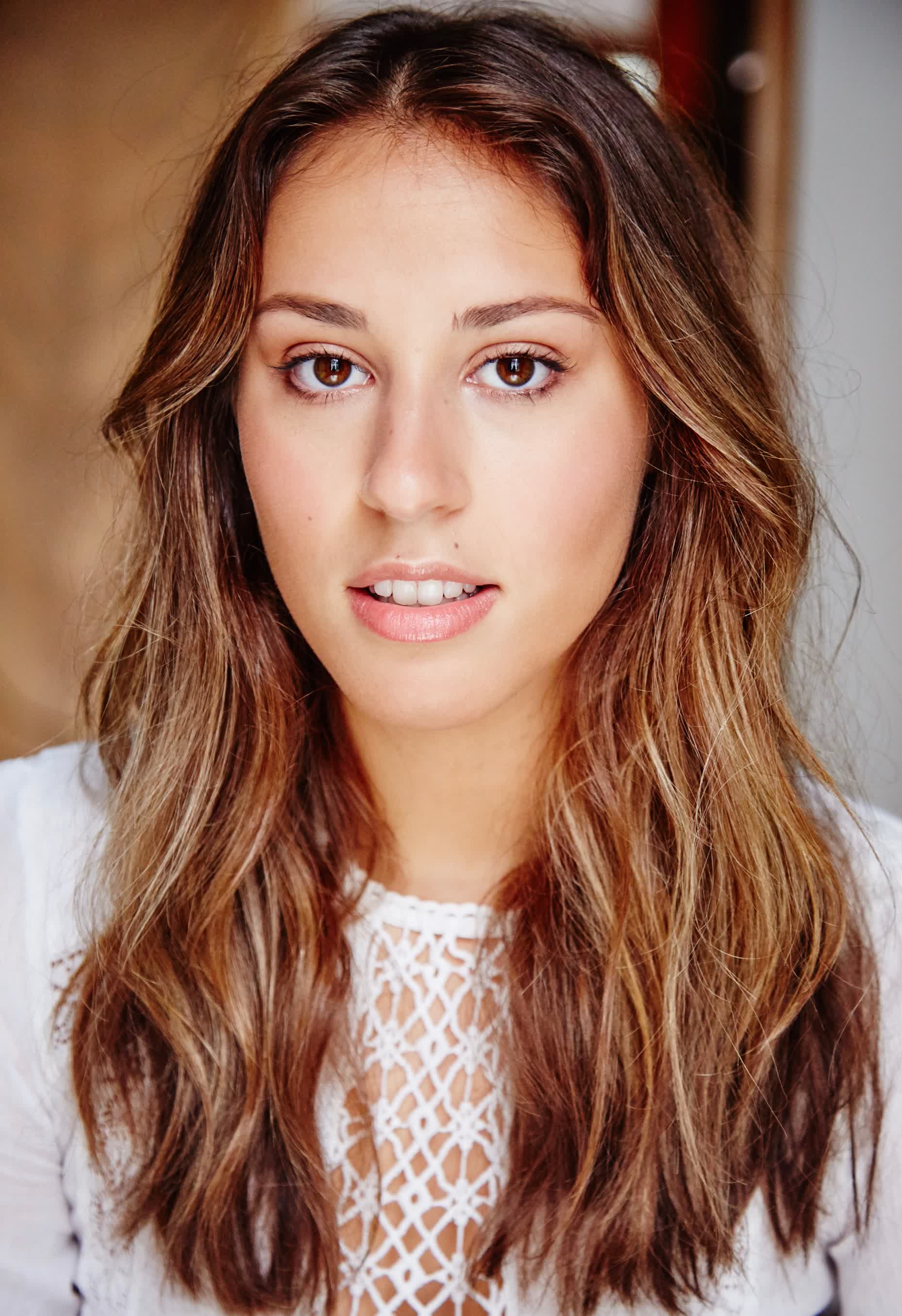 actor Elyssia Koulouris large photo