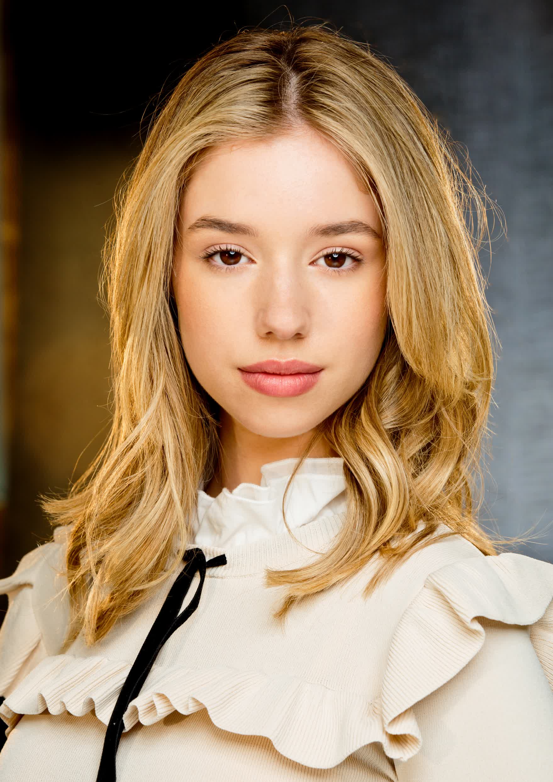 actor Kayla DiVenere large photo