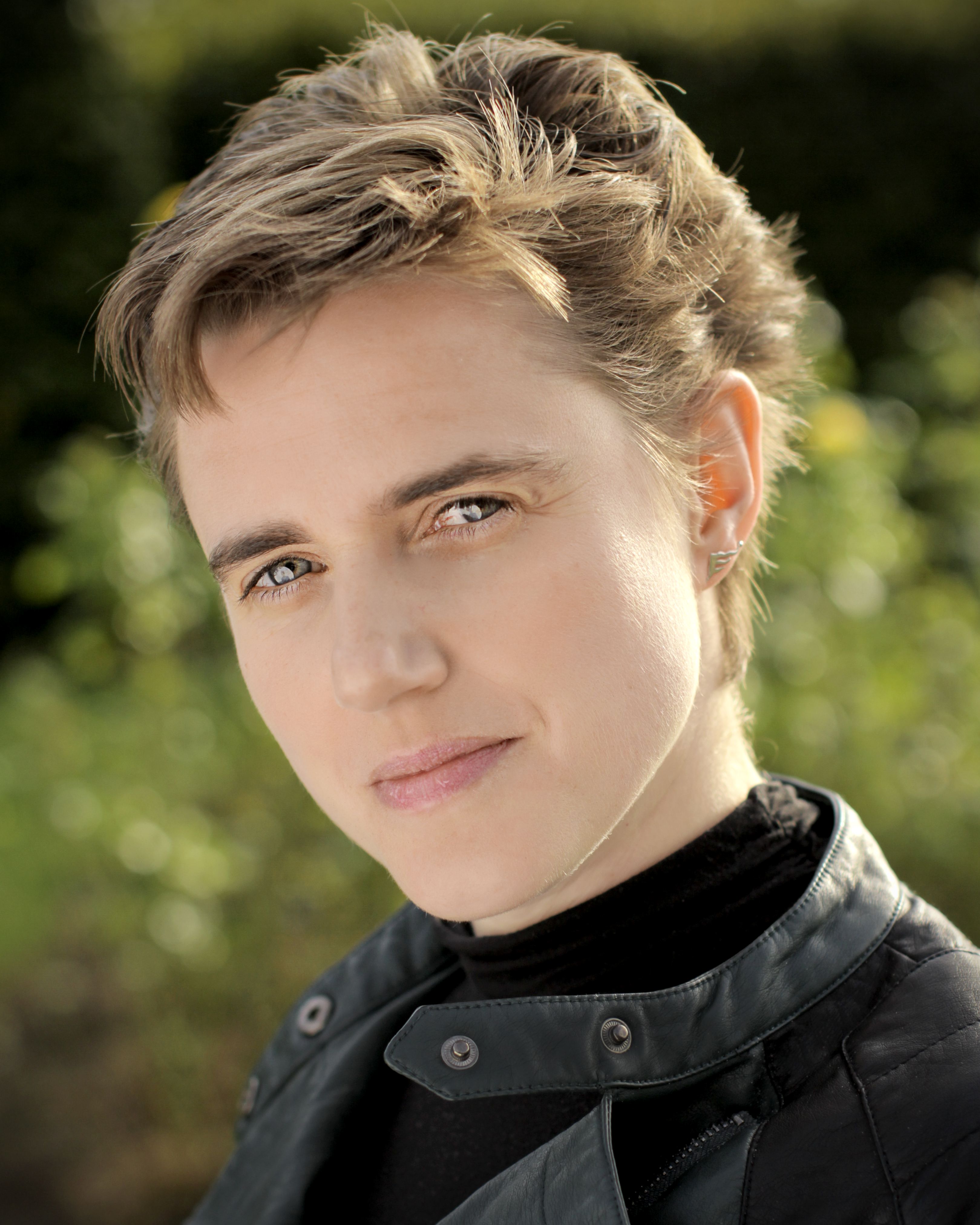 actor Claire Blennerhassett large photo