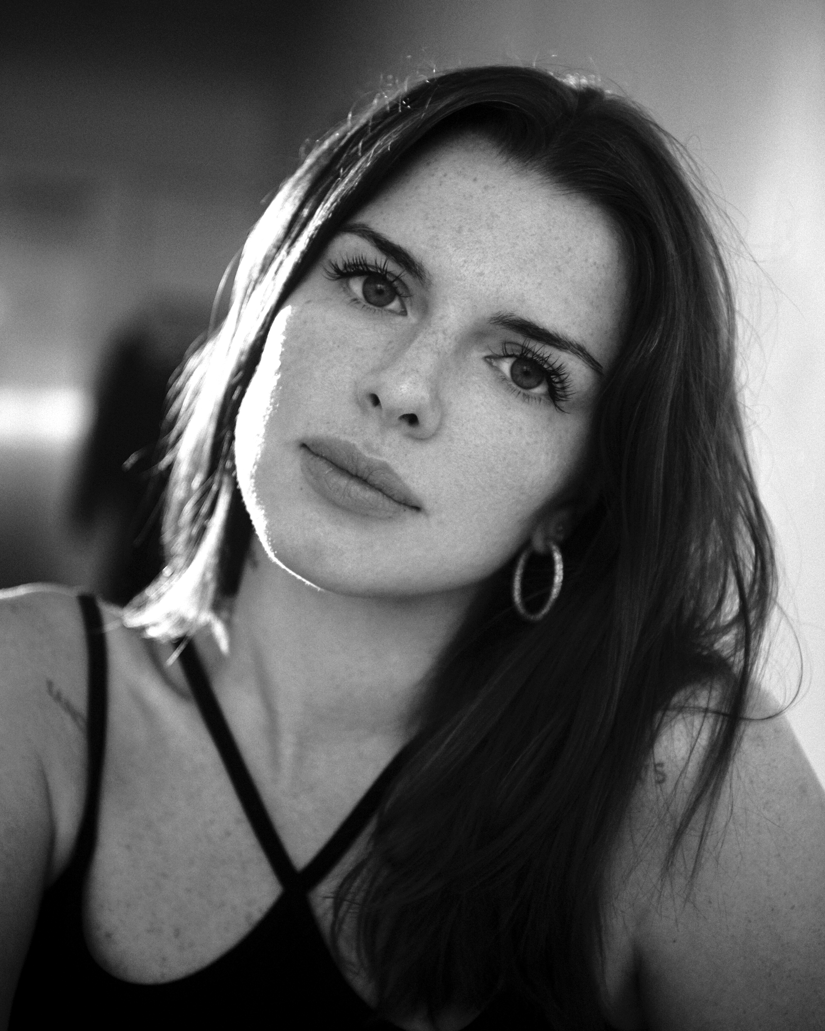 actor Julia Fox large photo