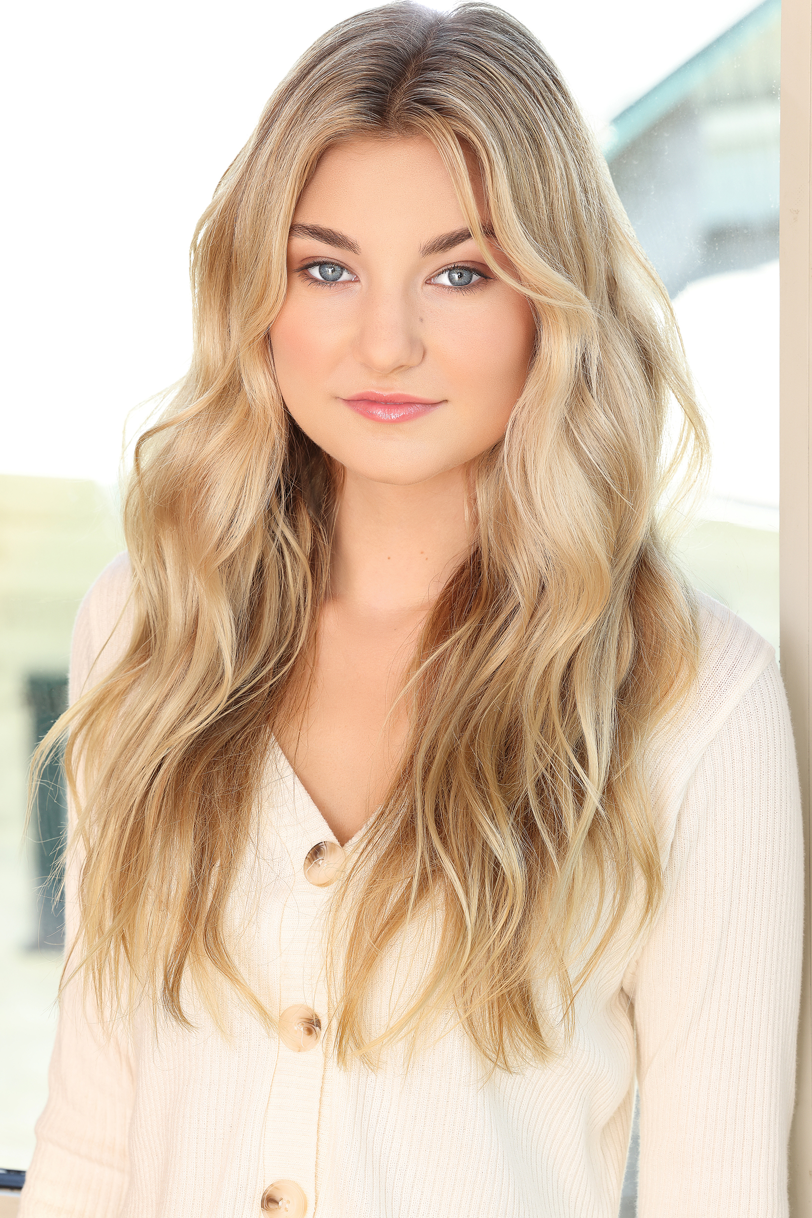 actor Anna Pniowsky large photo