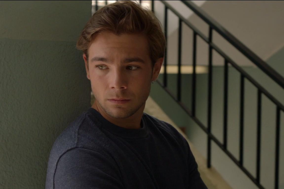 actor Carlos Cuevas large photo