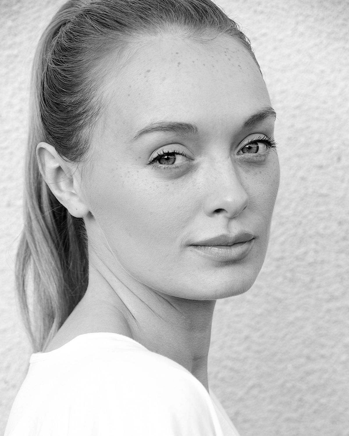 actor Elva Trill large photo