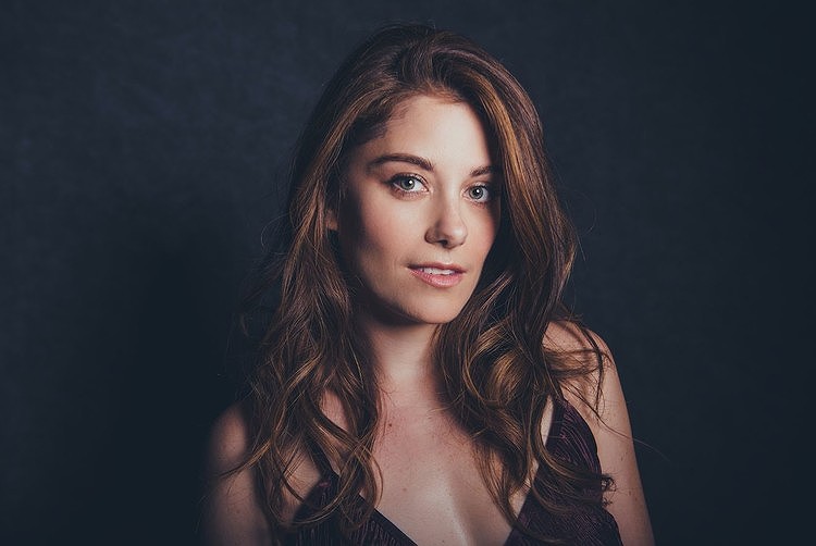 actor Elizabeth Alderfer large photo