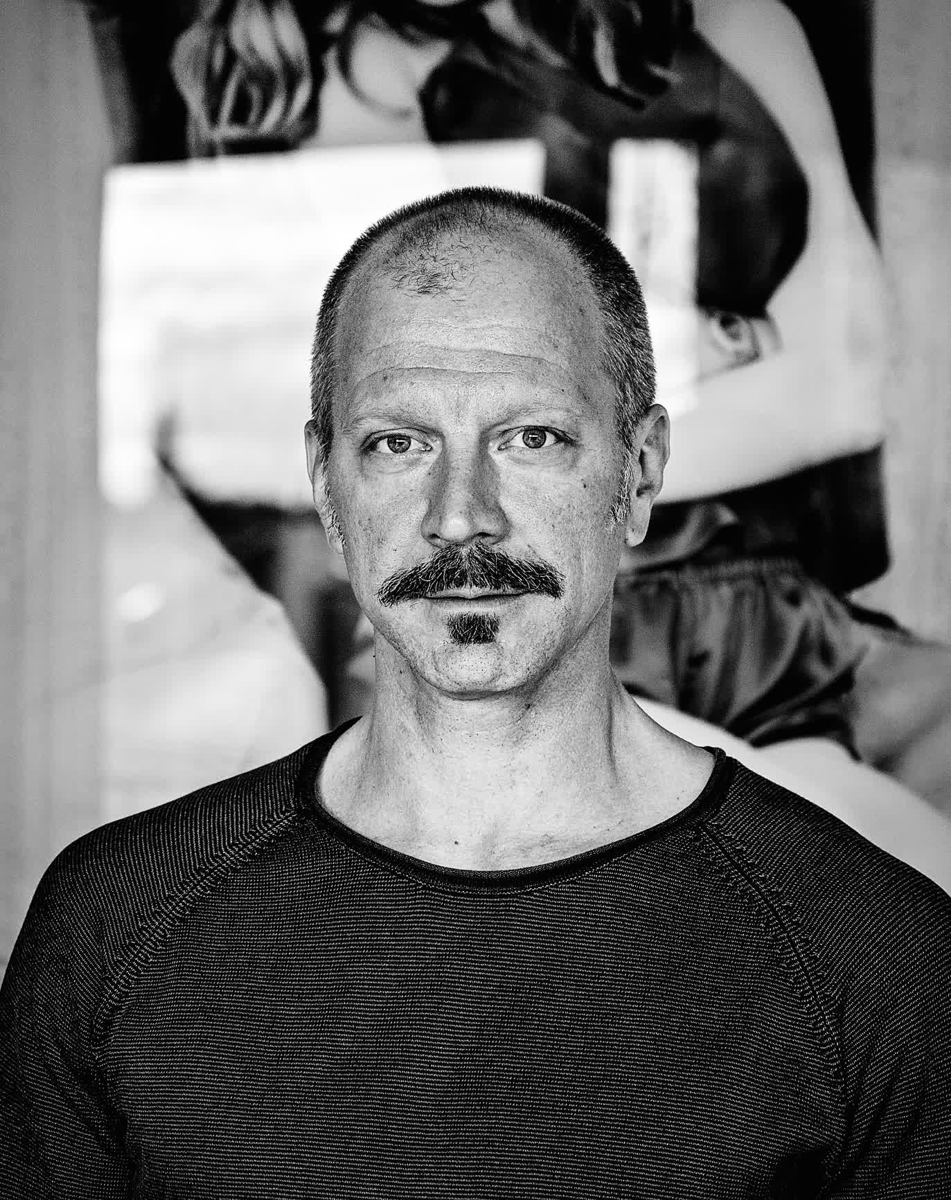 actor Simon Hatzl large photo