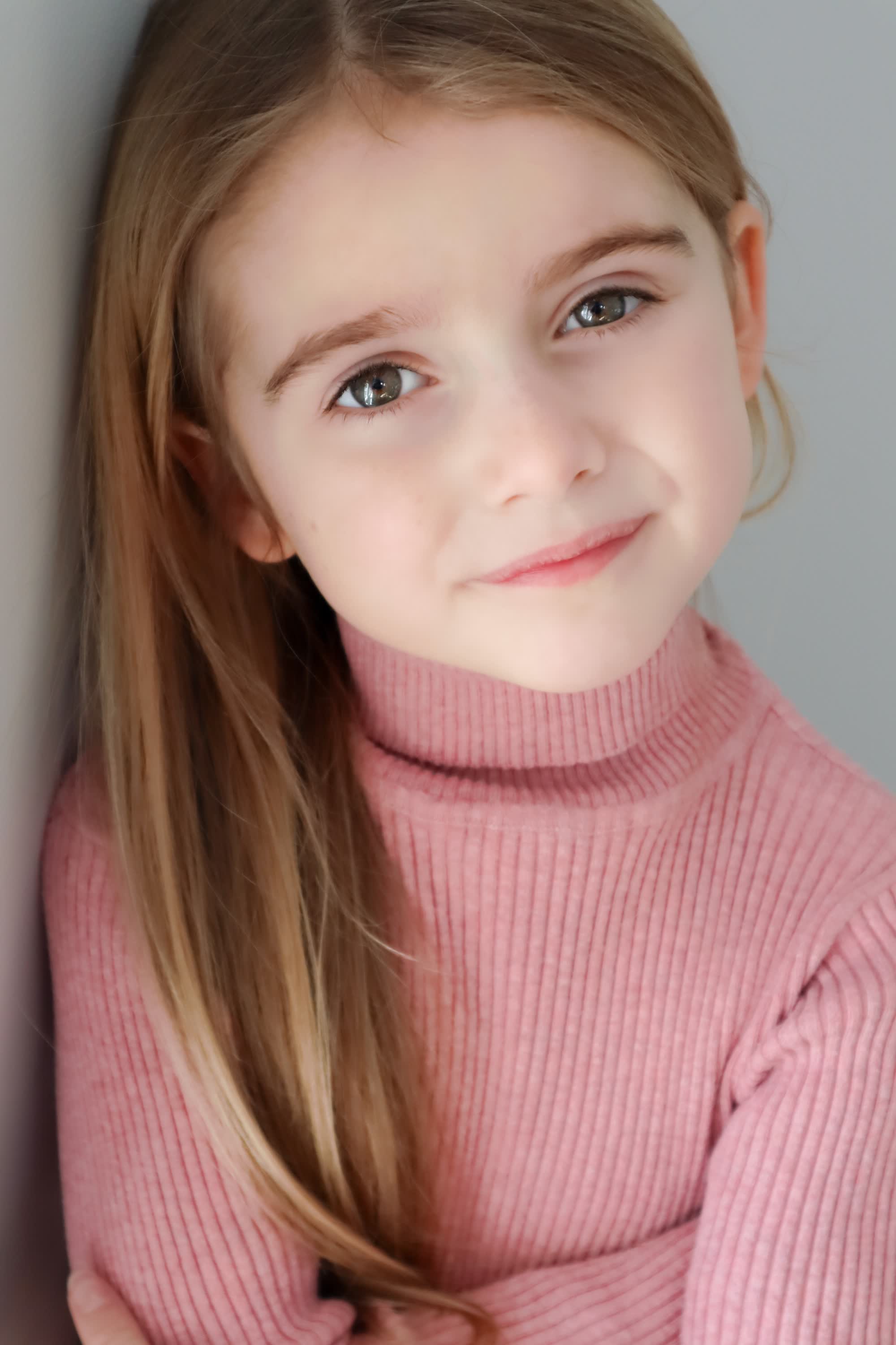 actor Willow Astbury large photo