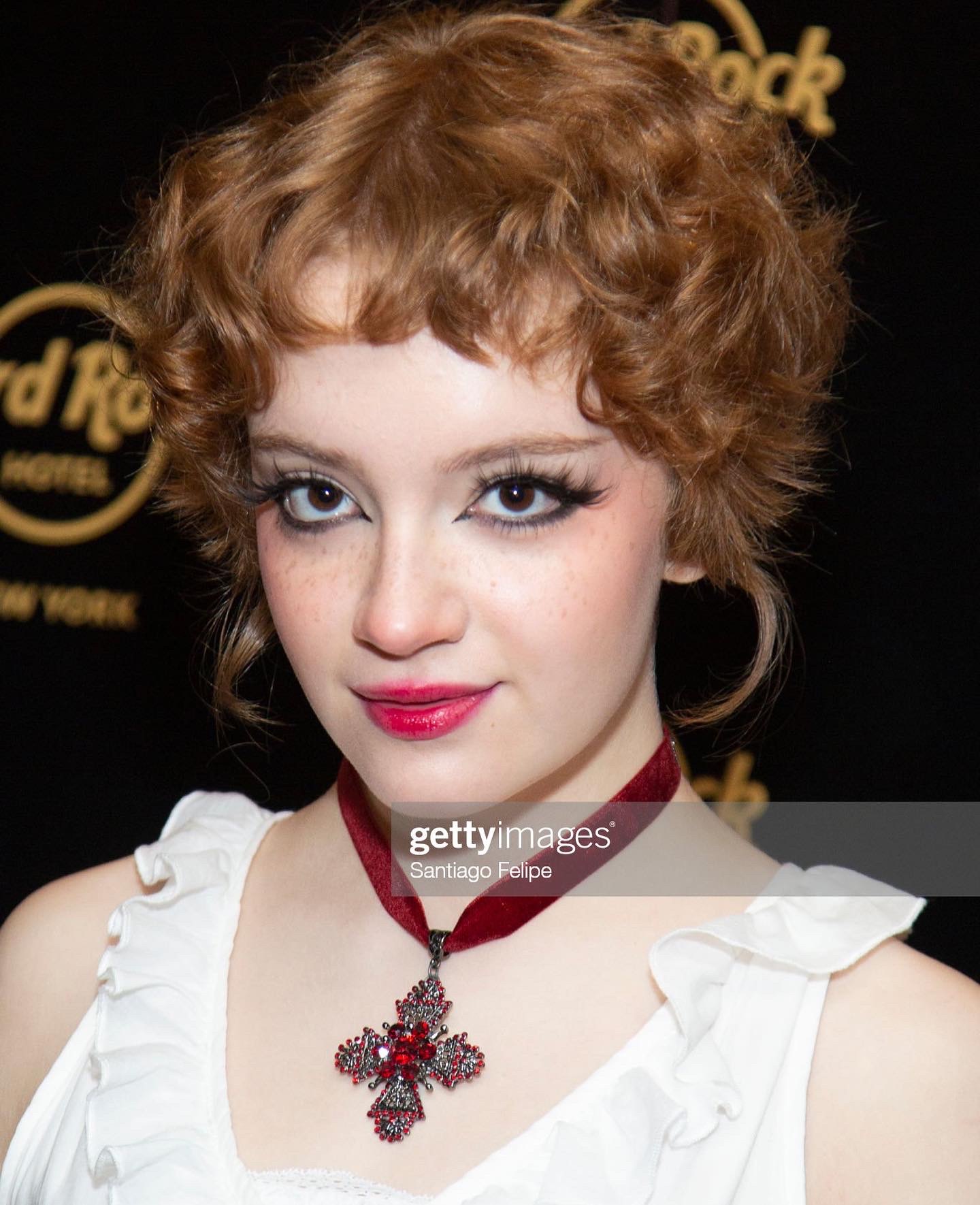 actor Bella Higginbotham large photo