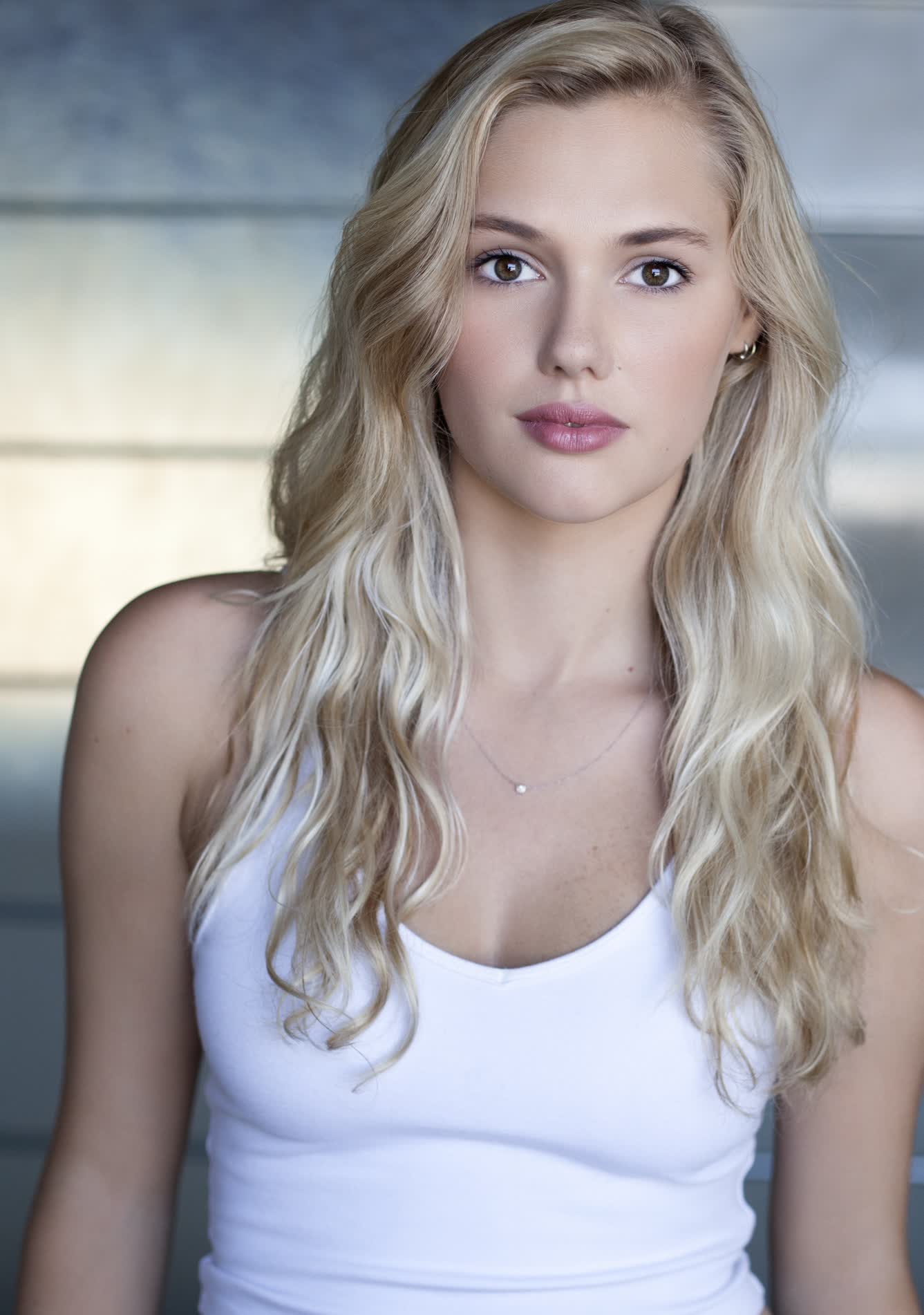 actor Karis Cameron large photo