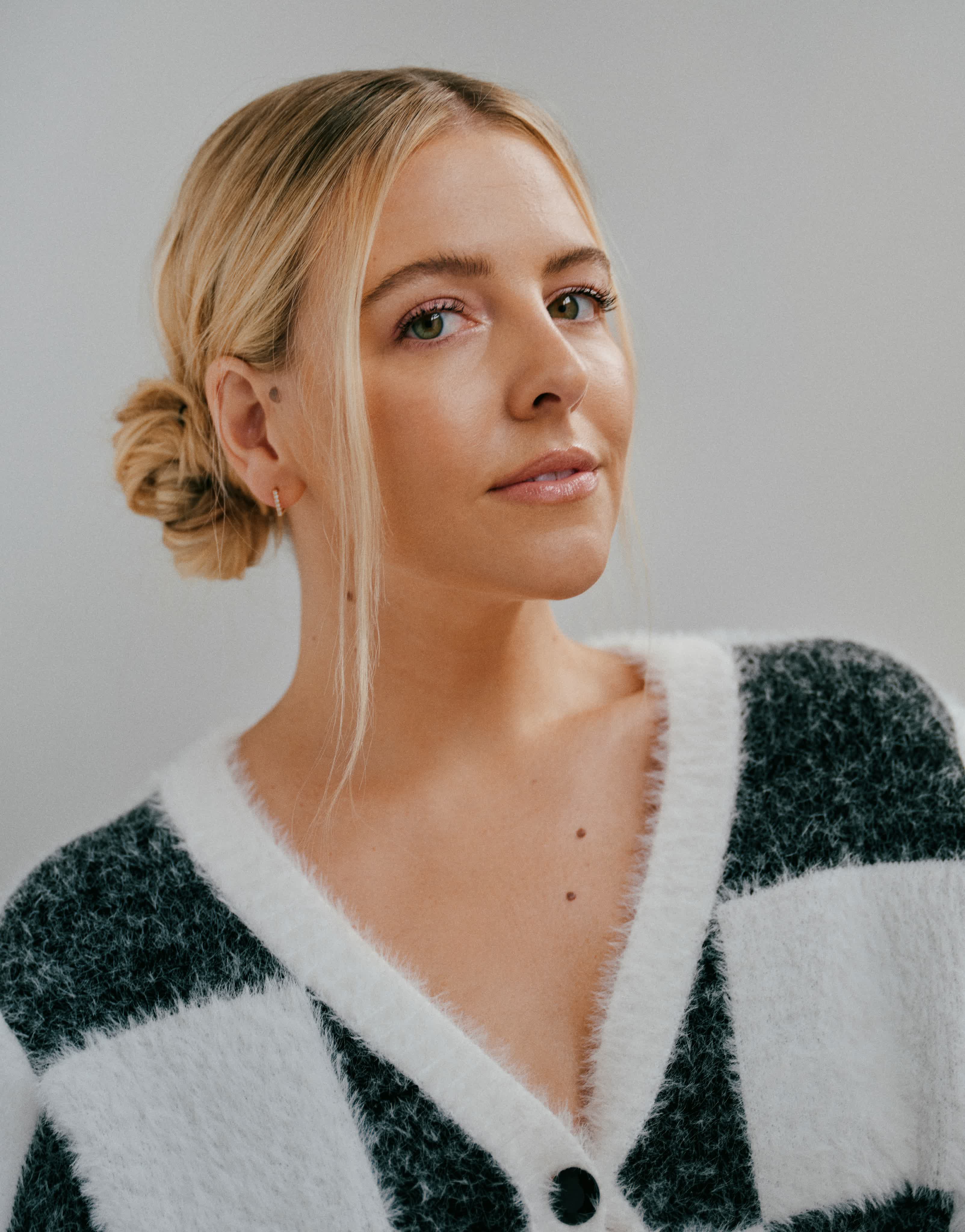 actor Heléne Yorke large photo