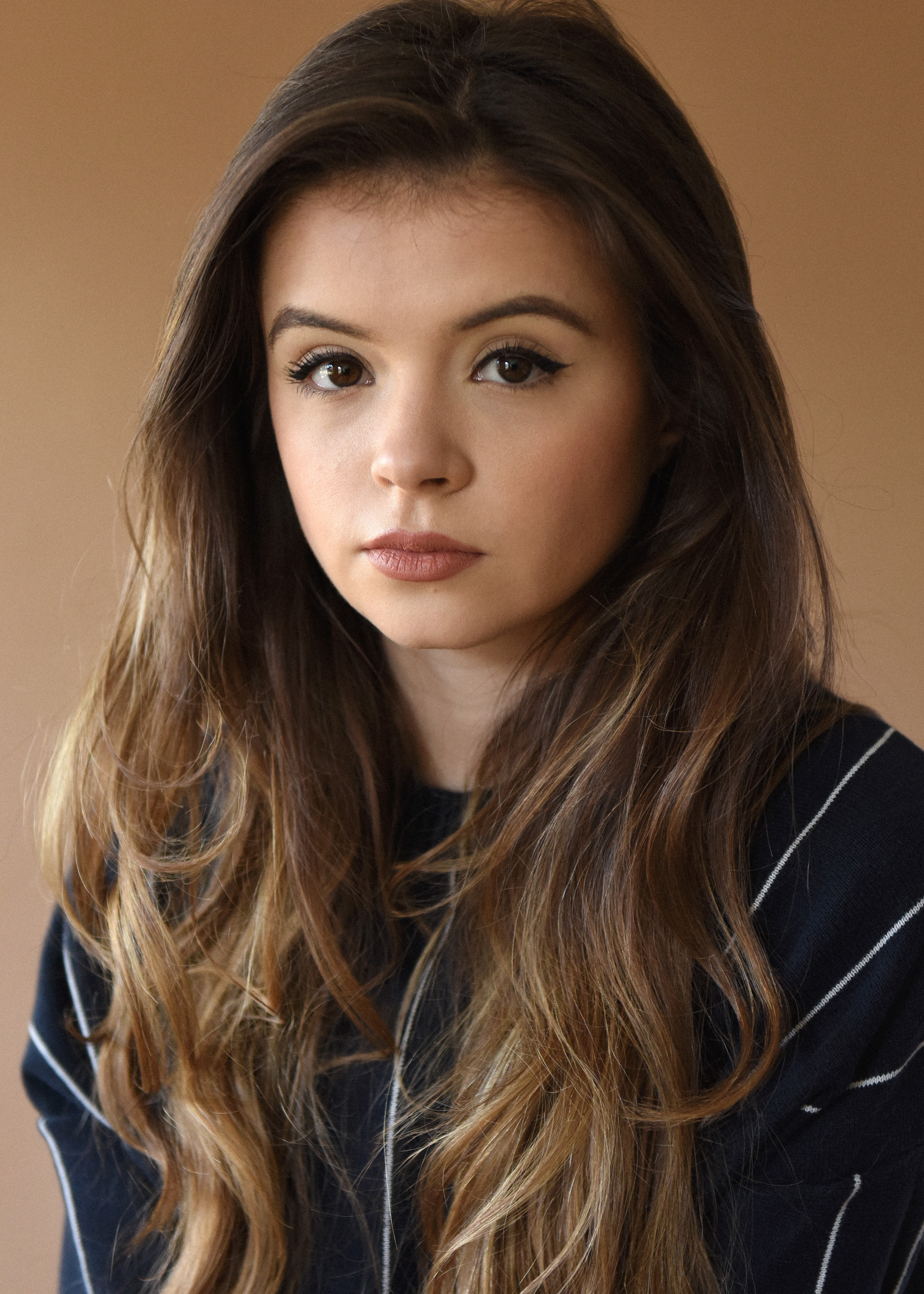 actor Emily Coates large photo