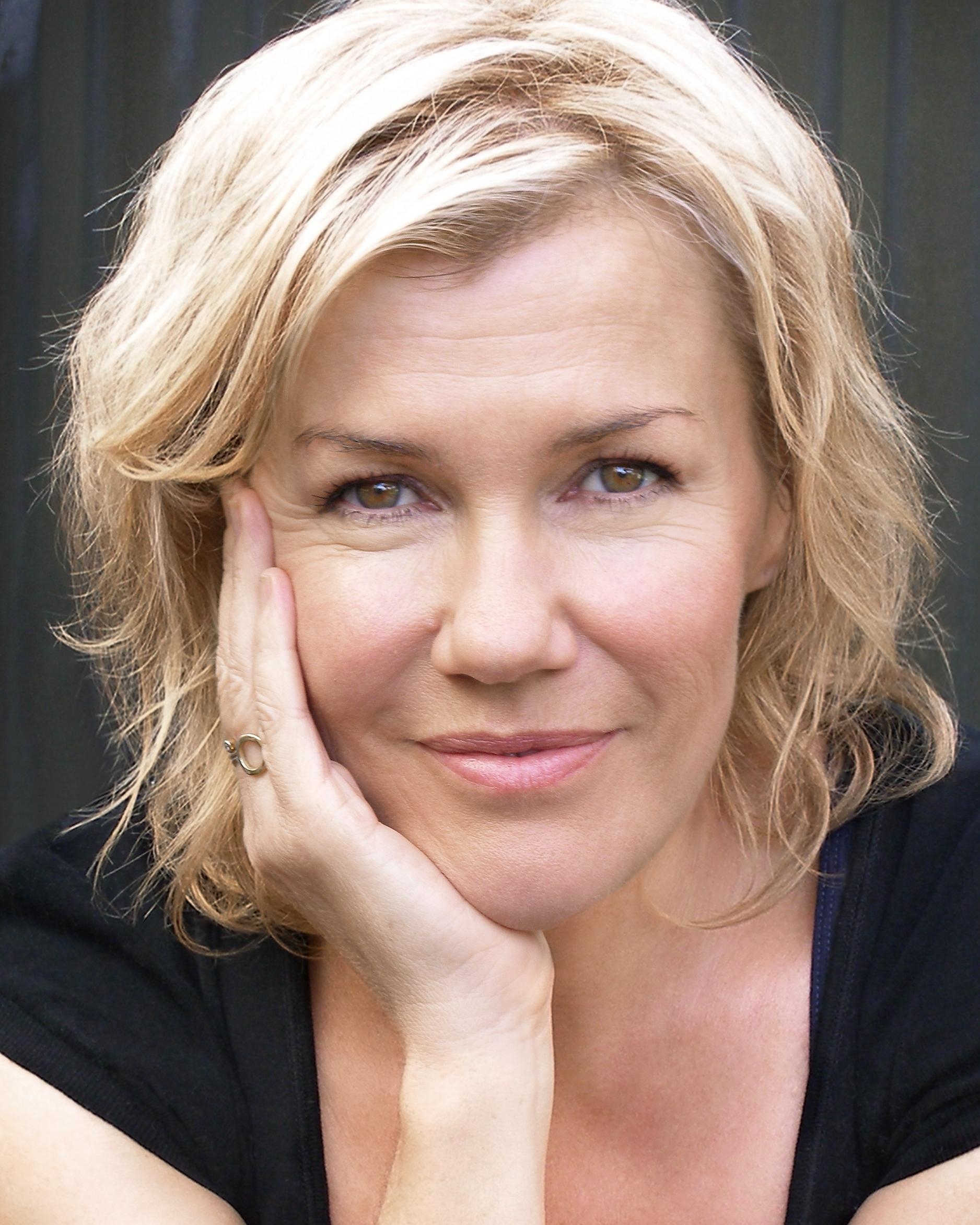 actor Robyn Malcolm large photo