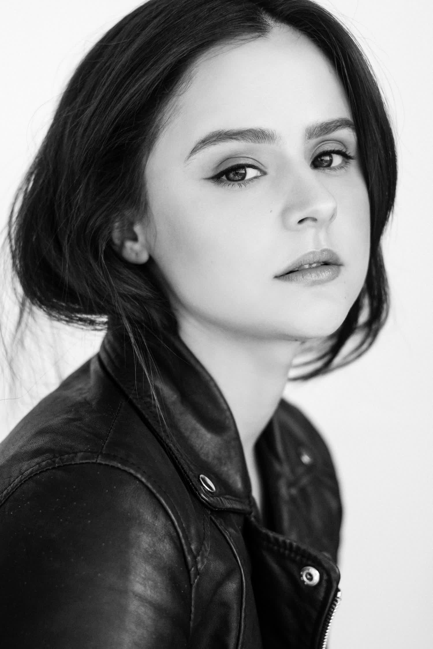 actor Larissa Dias large photo