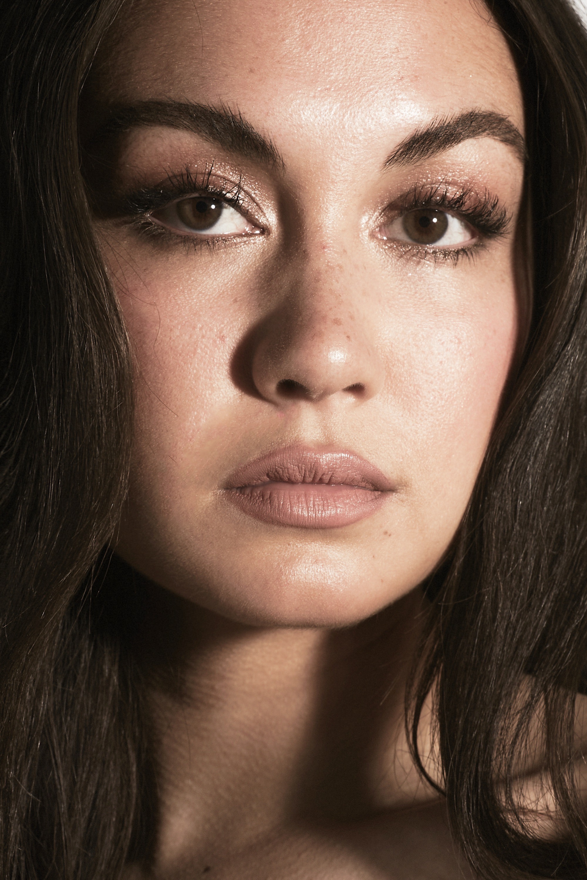 actor Meg DeLacy large photo