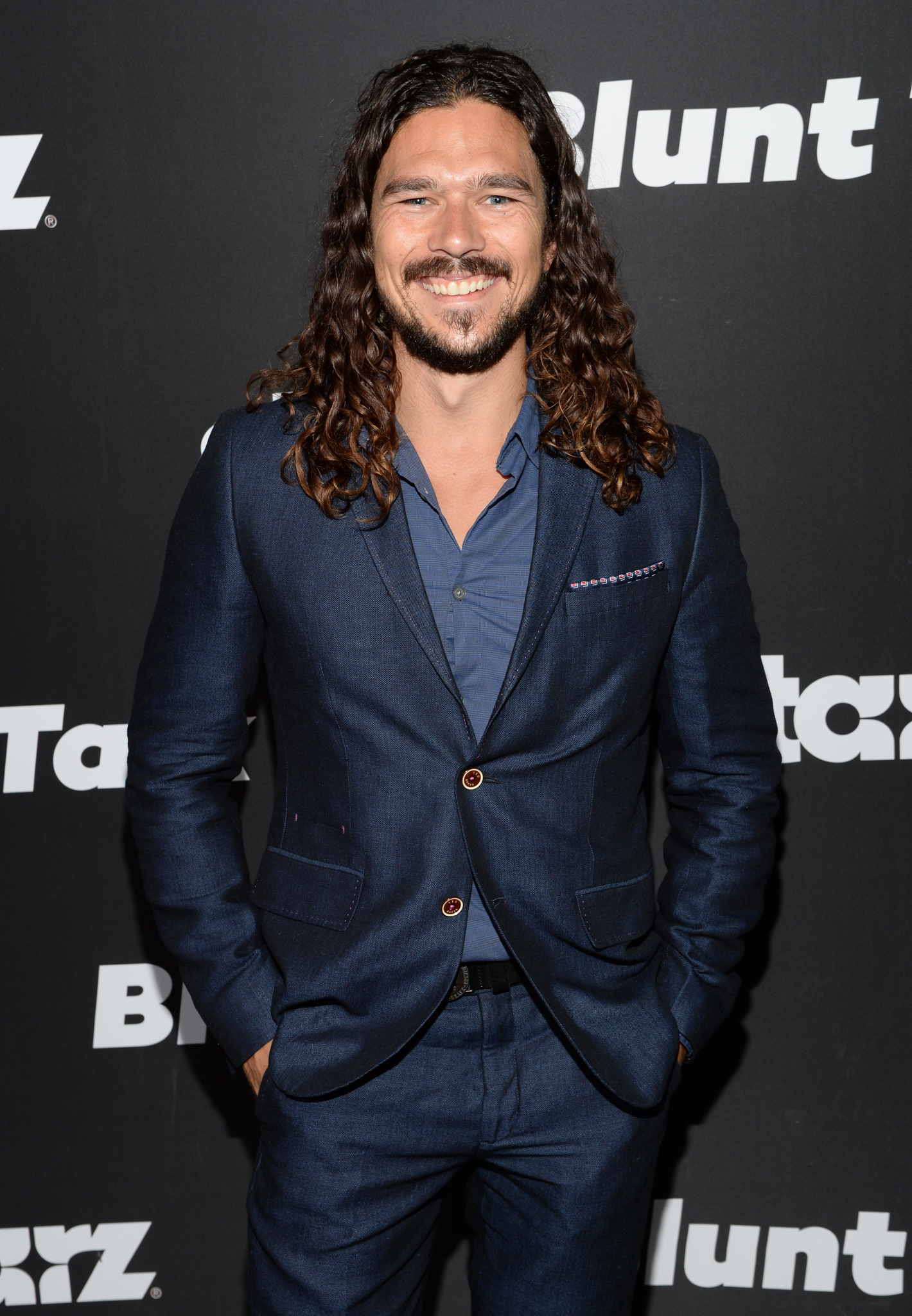 actor Luke Arnold large photo
