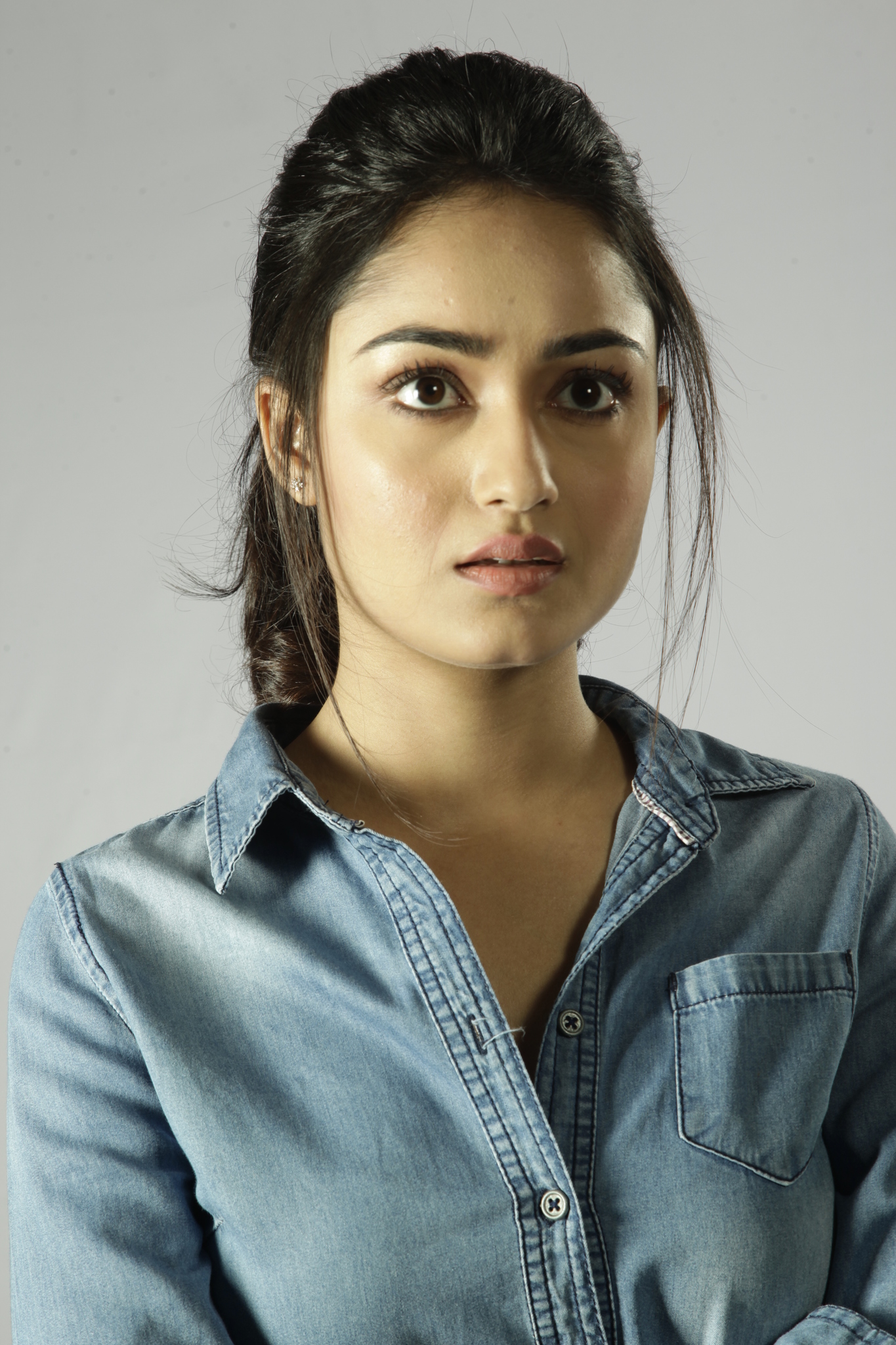actor Tridha Choudhury large photo