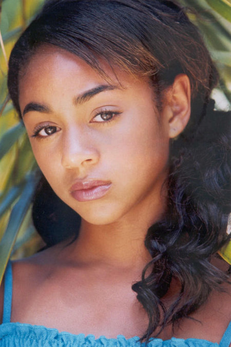 actor Chelsea Tavares large photo