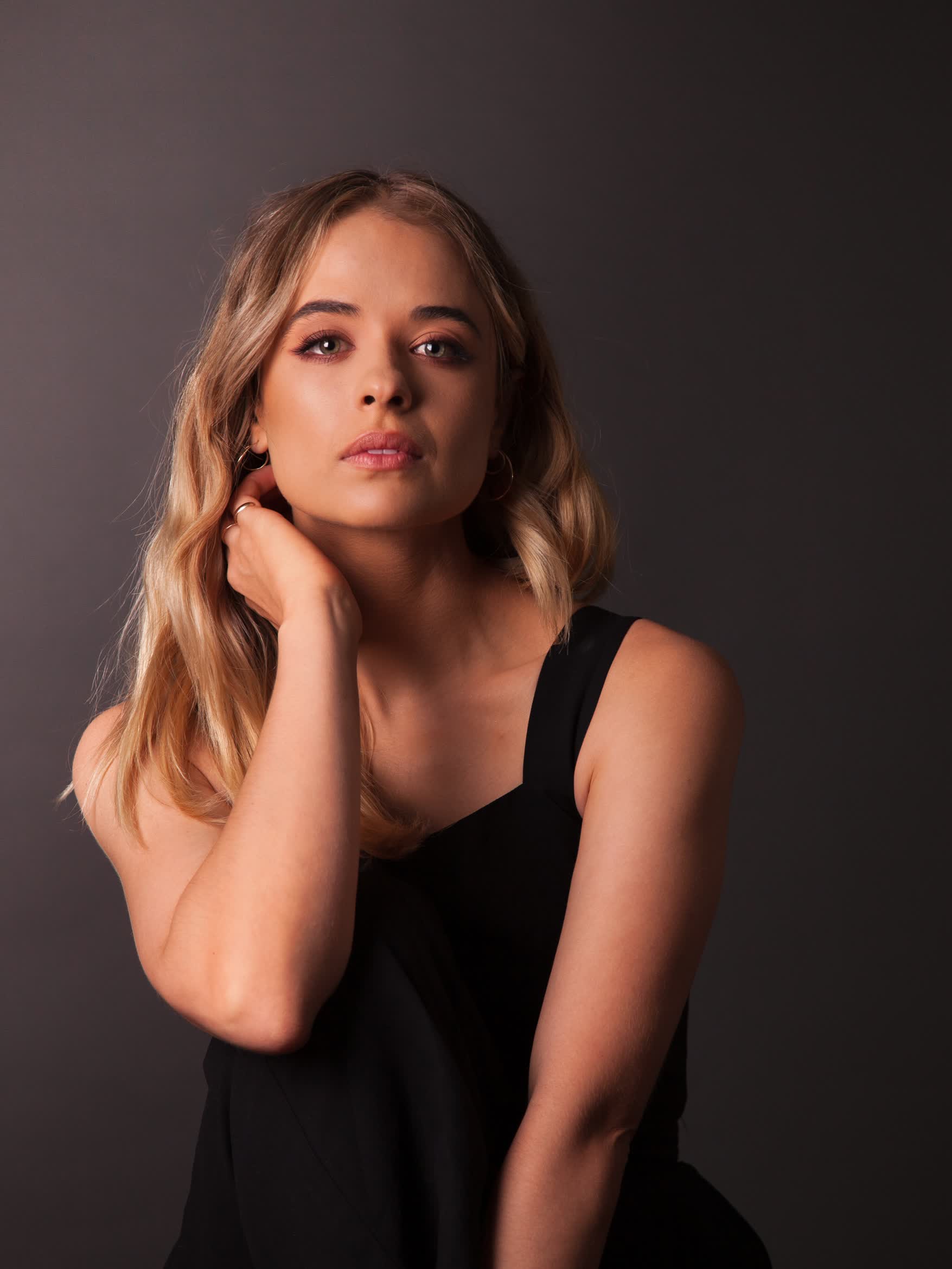 actor Raechelle Banno large photo