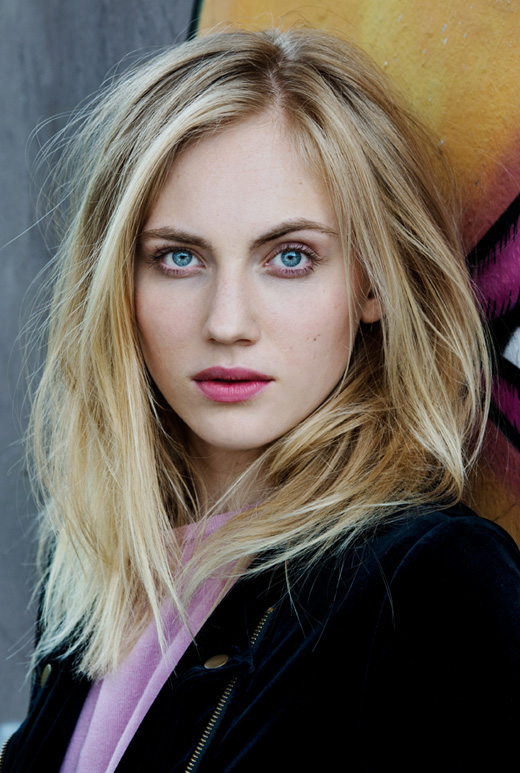 actor Elisa Schlott large photo