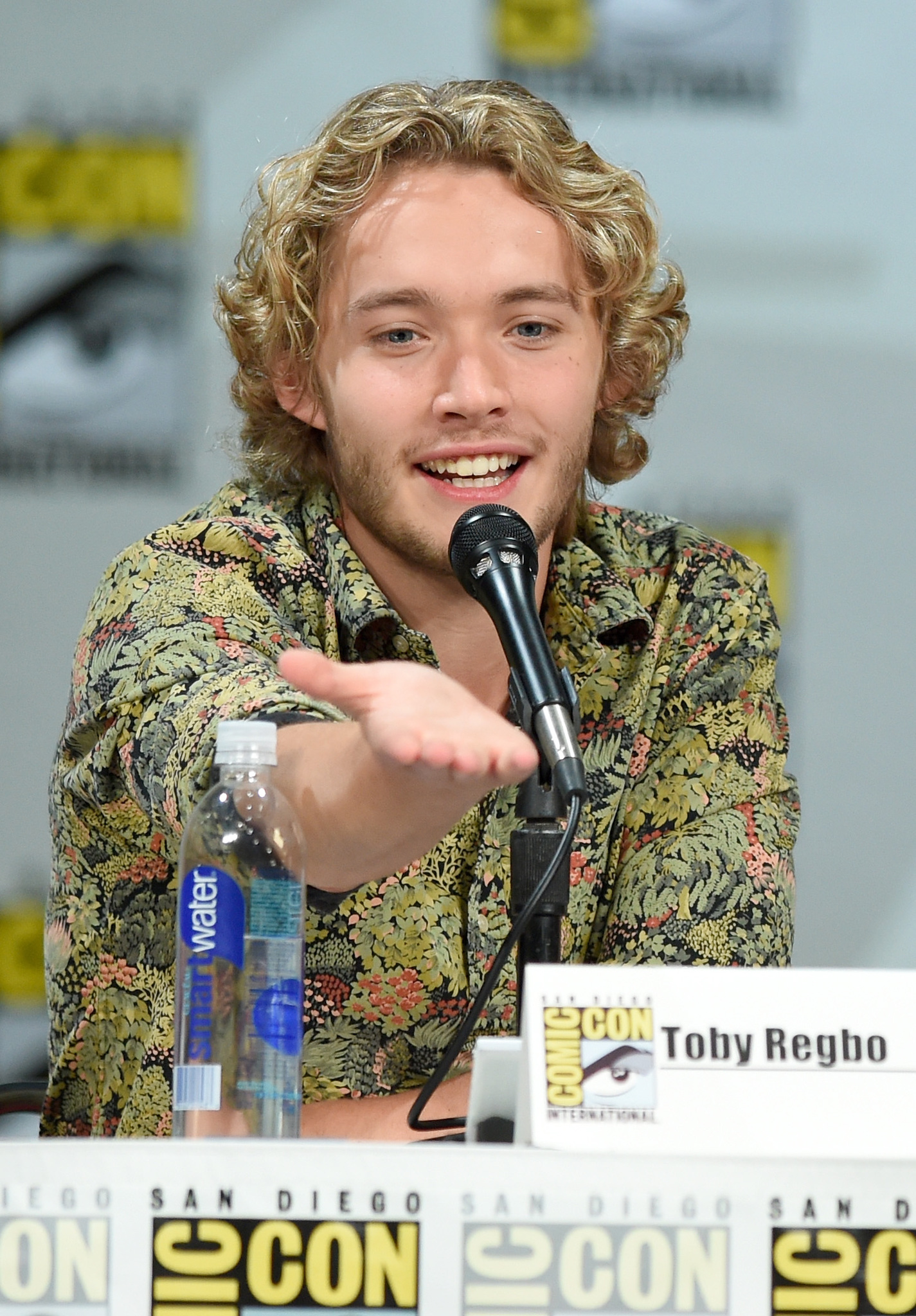 actor Toby Regbo large photo