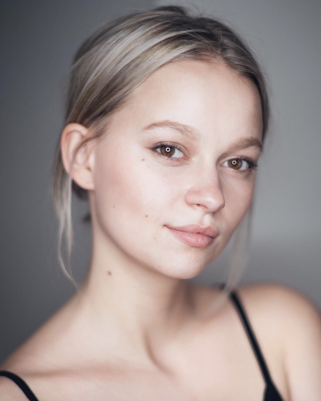 actor Ellie Duckles large photo