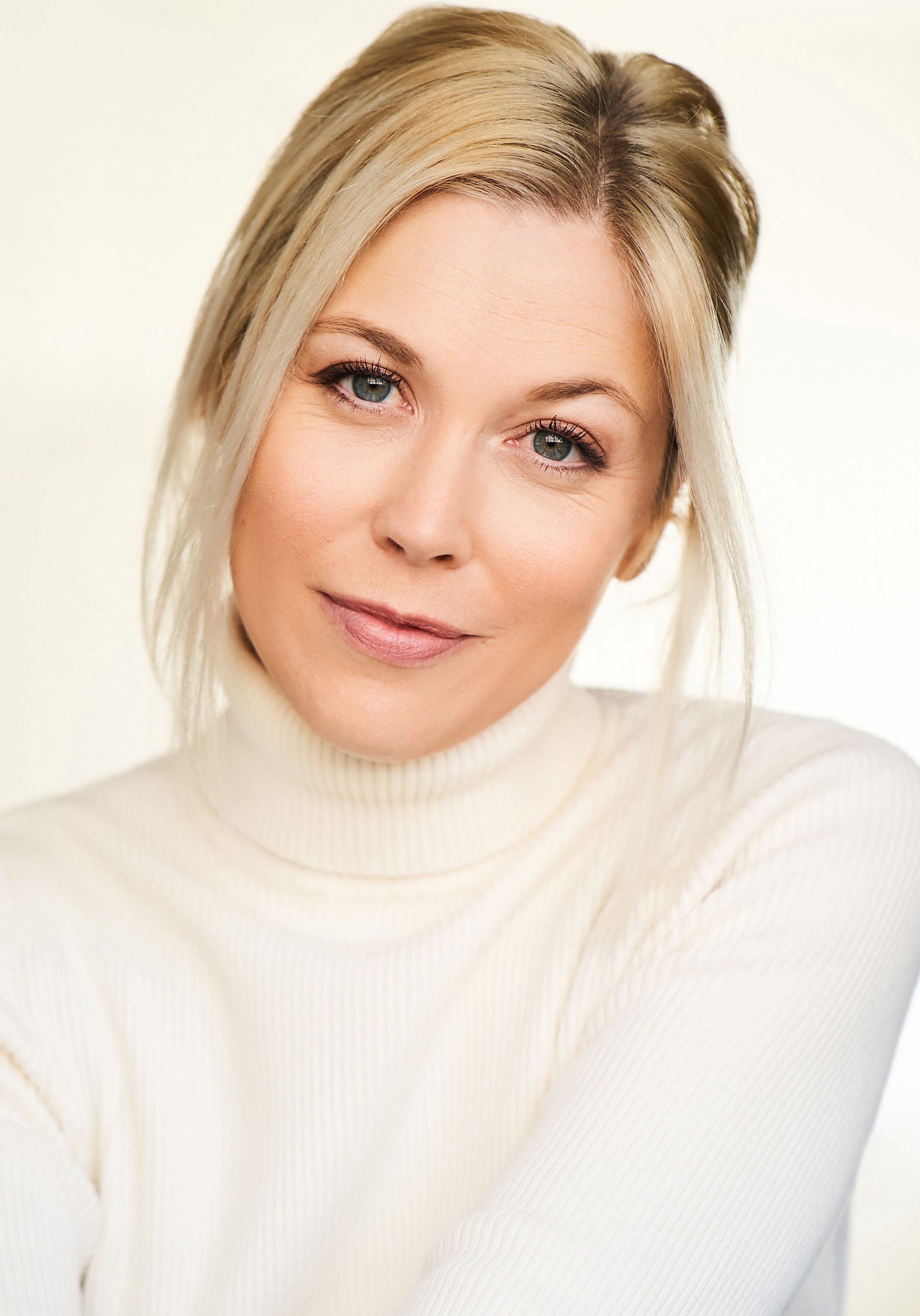 actor Haley Sims large photo