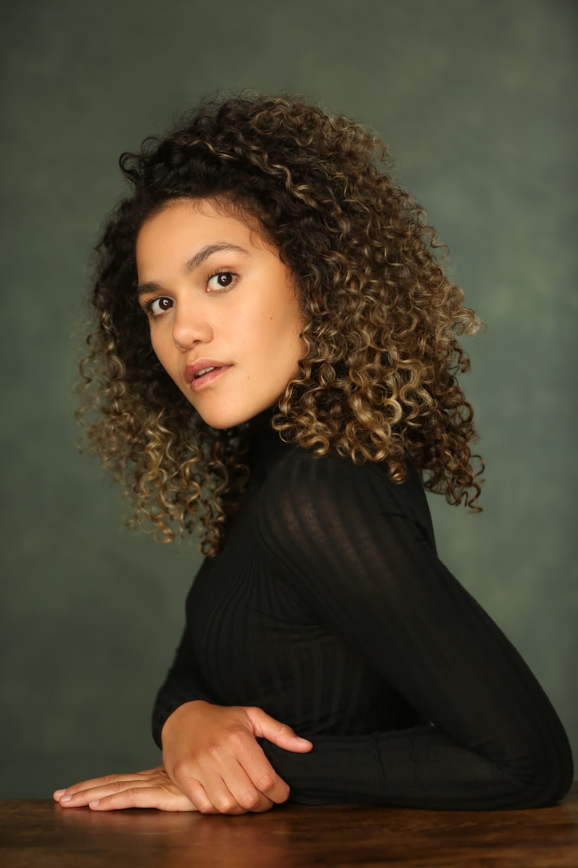 actor Emma McDonald large photo