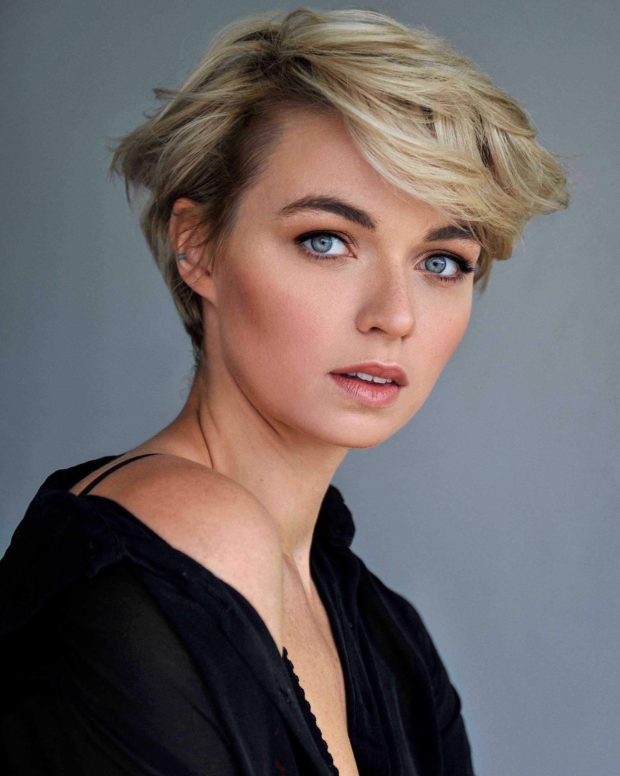 actor Jess Bush large photo