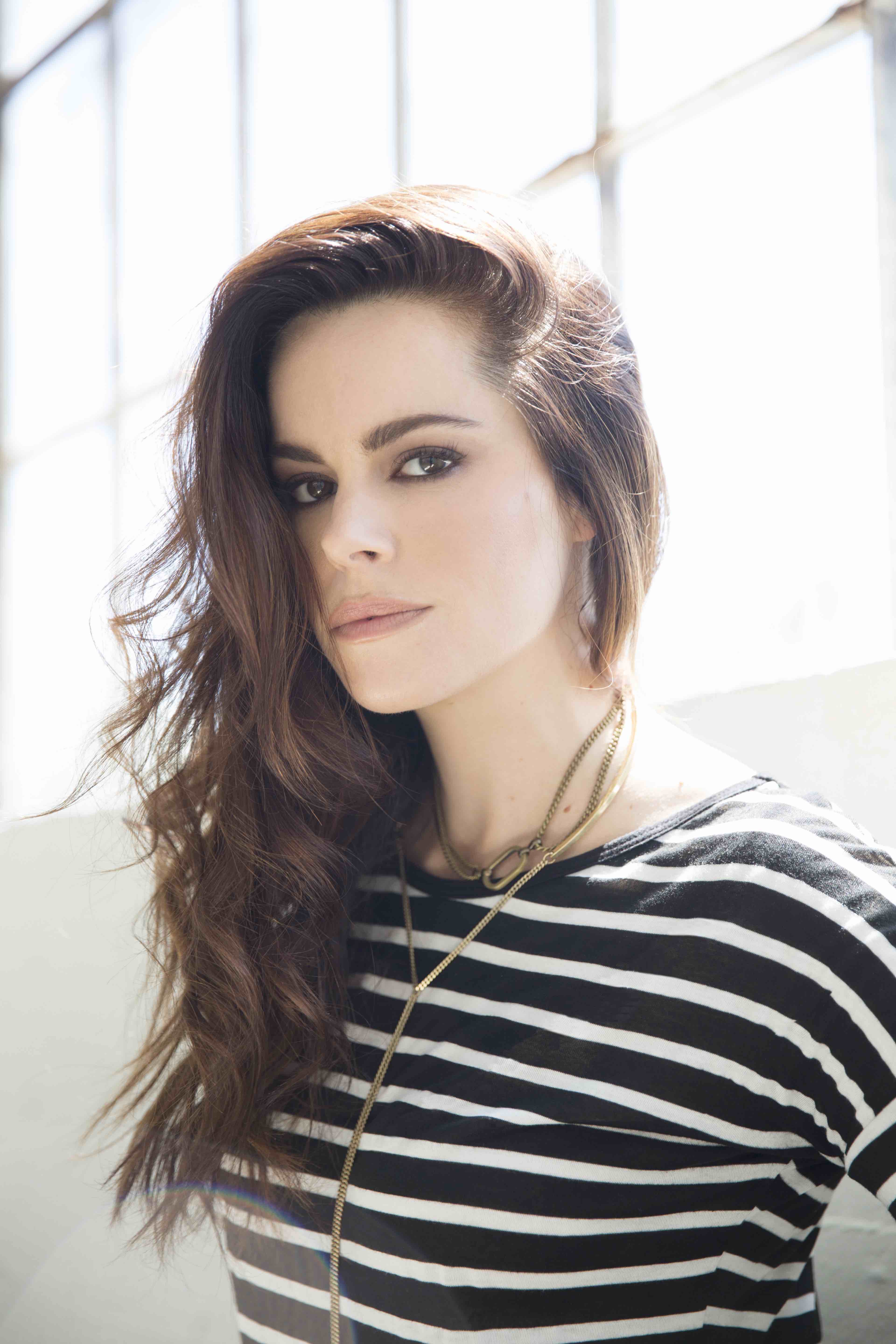actor Emily Hampshire large photo
