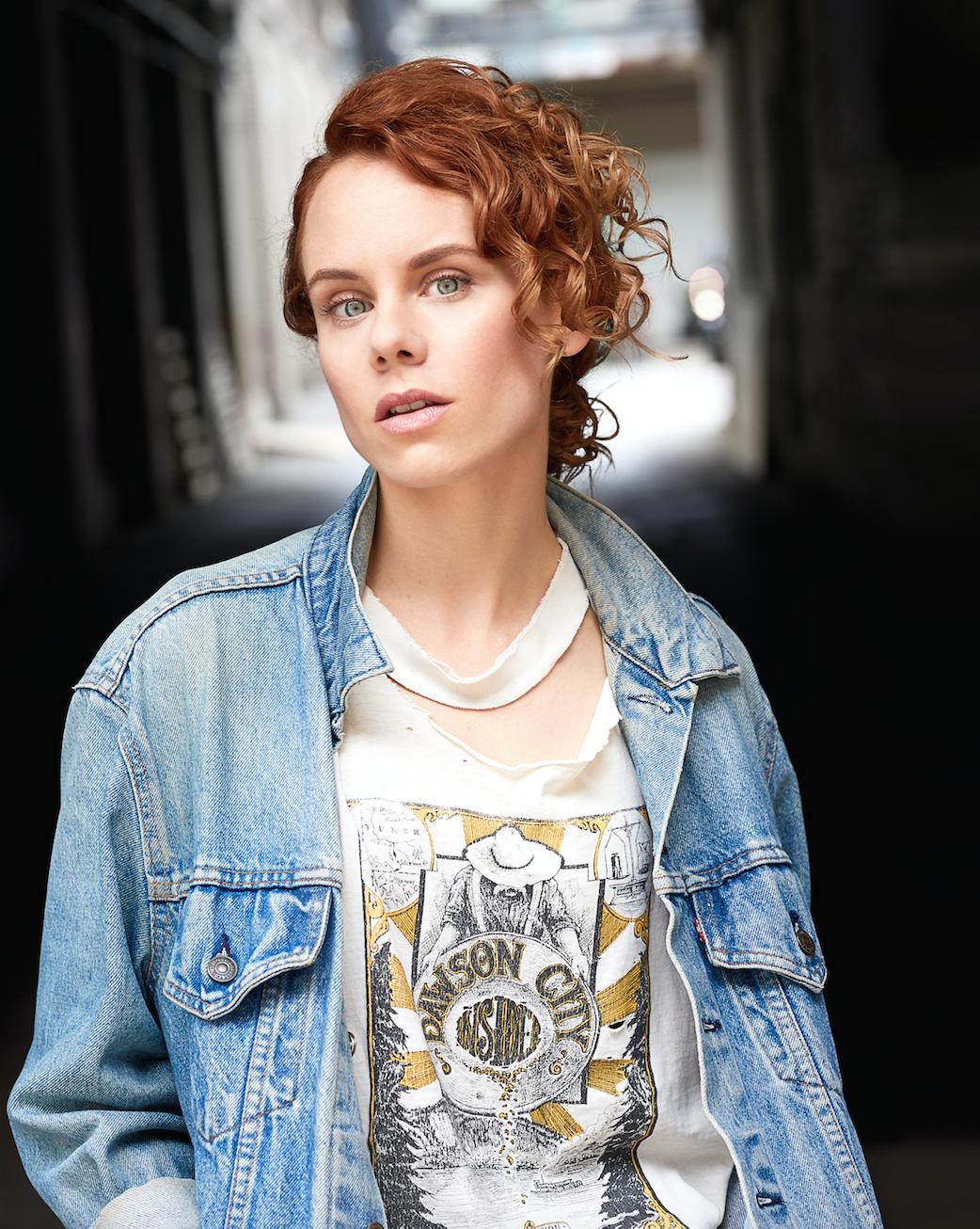 actor Annie Briggs large photo