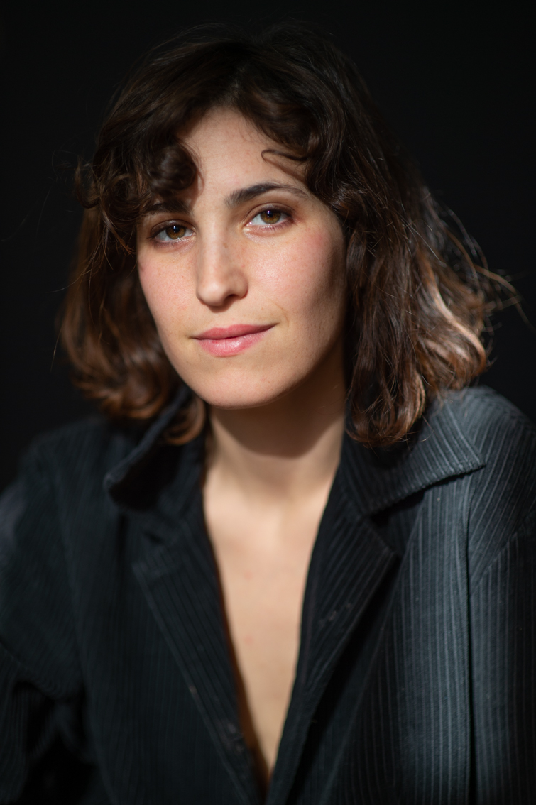 actor Carla Linares large photo