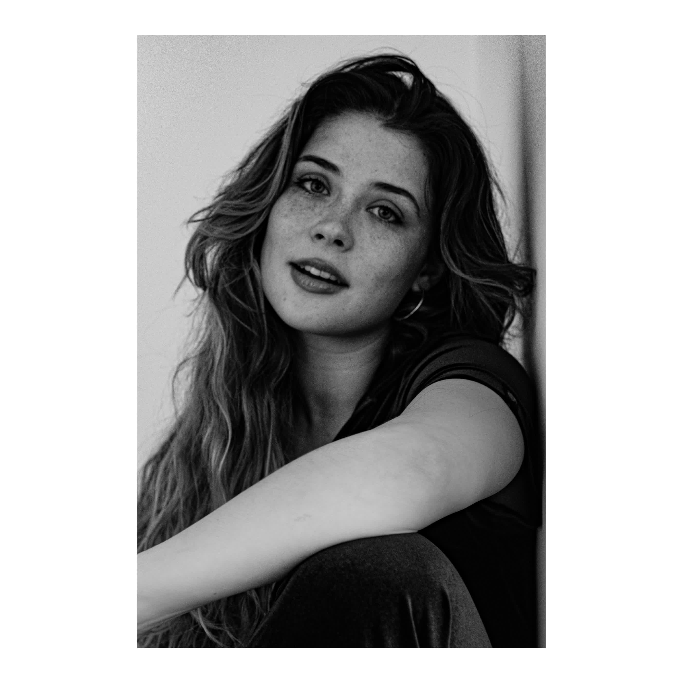 actor Mia Tomlinson large photo actor Mia Tomlinson large photo