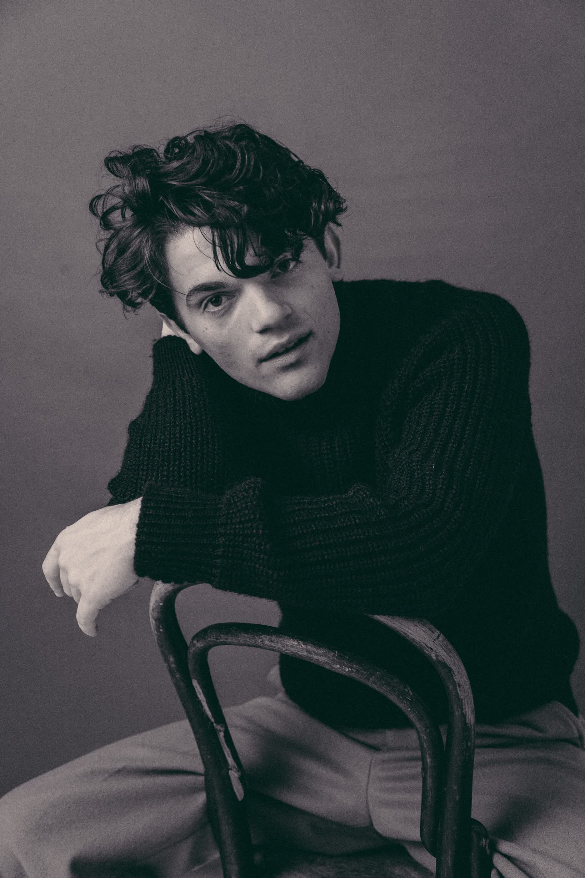 actor Edward Bluemel large photo