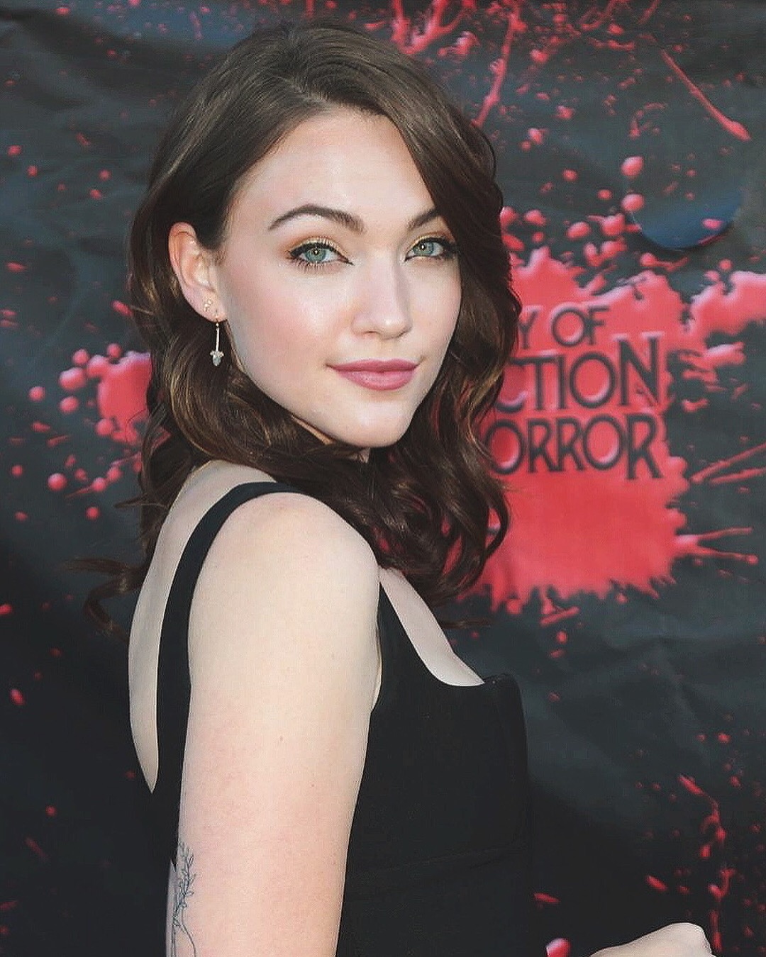 actor Violett Beane large photo