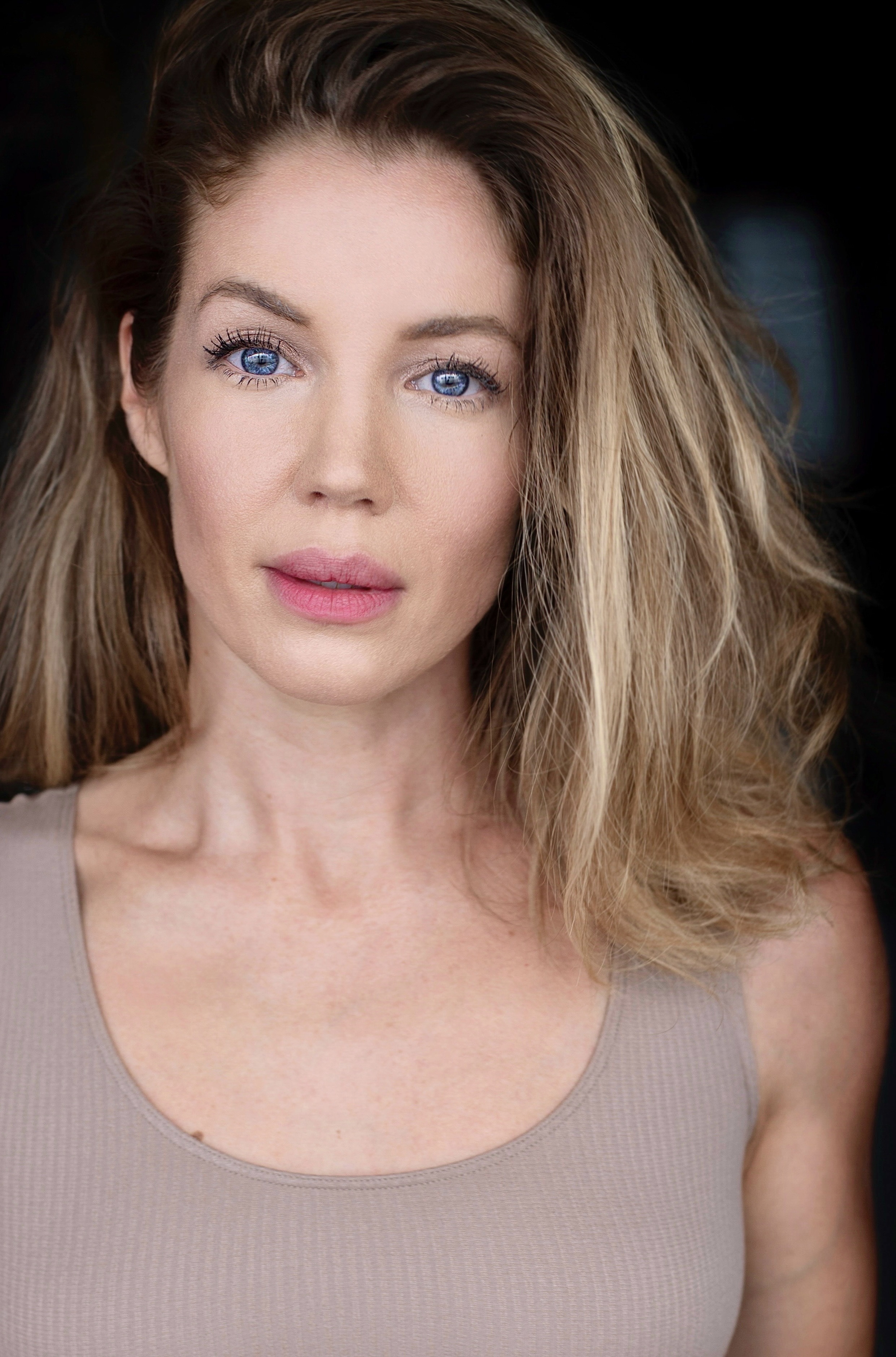 actor Maura Grace Athari large photo