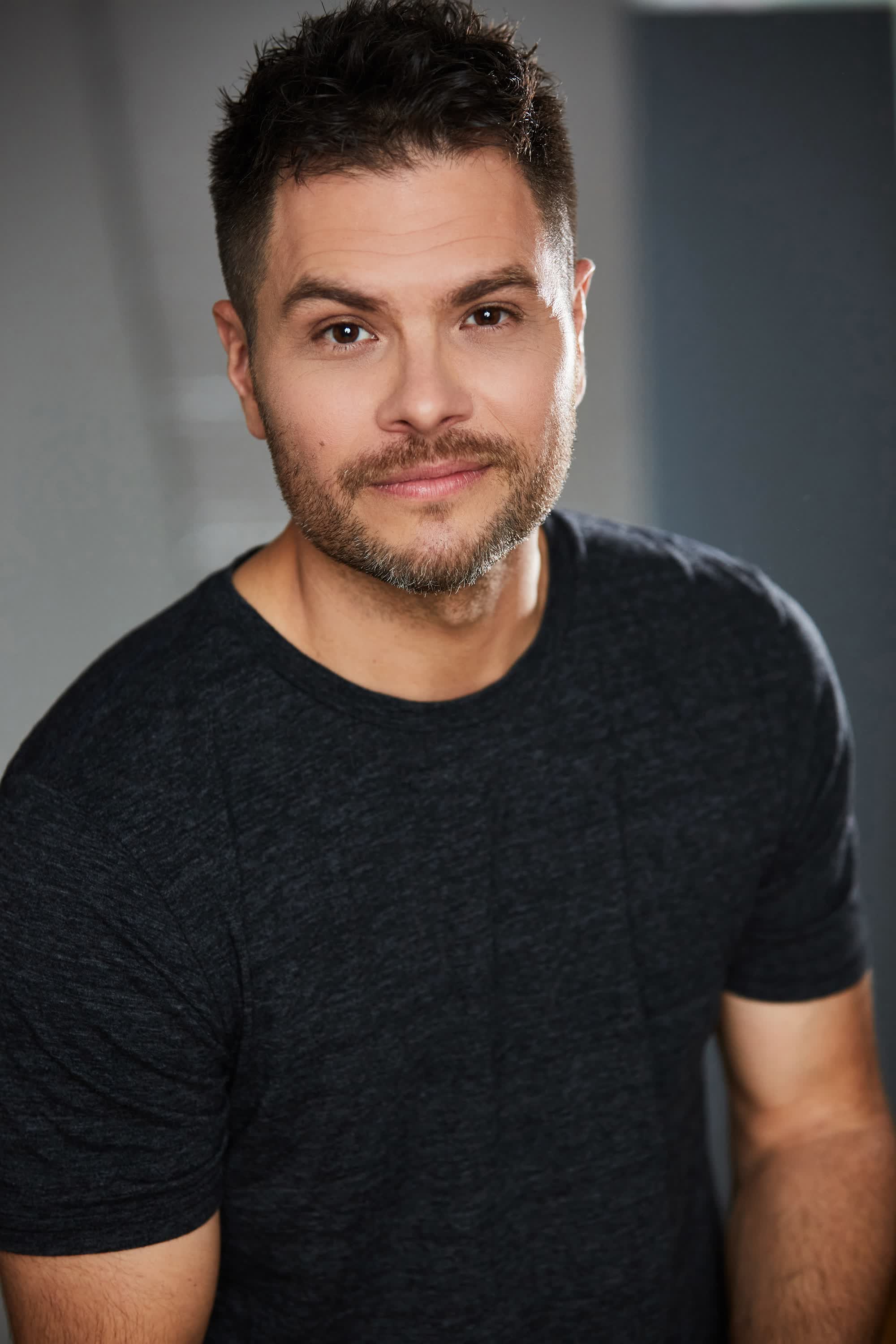 actor Erik Valdez large photo