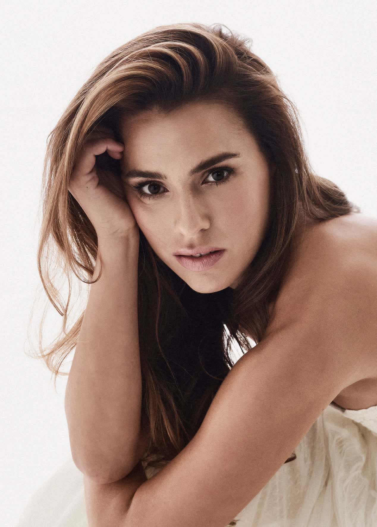 actor Melia Kreiling large photo