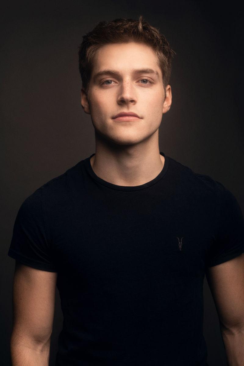 actor Froy Gutierrez large photo