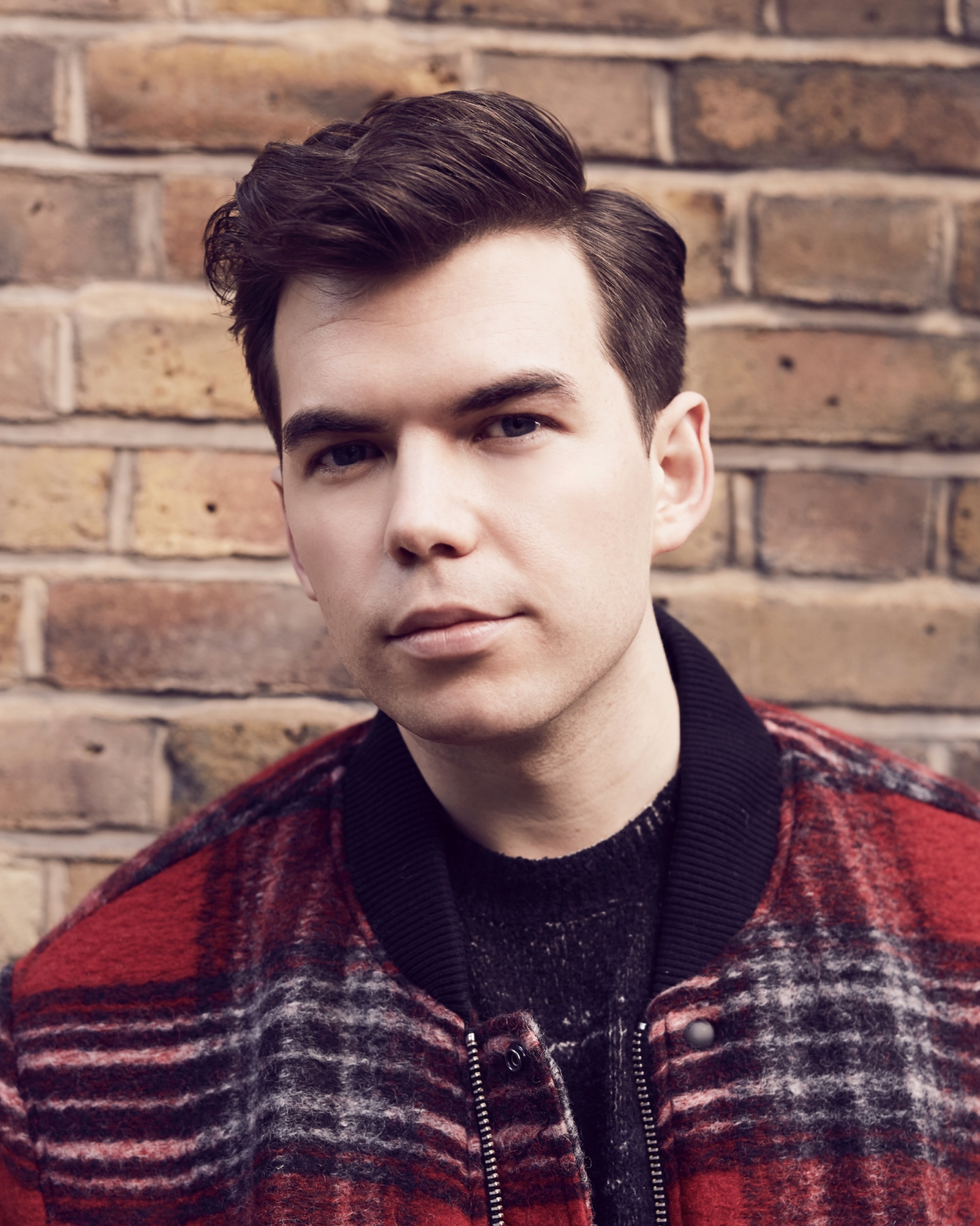 actor Luke Newton large photo