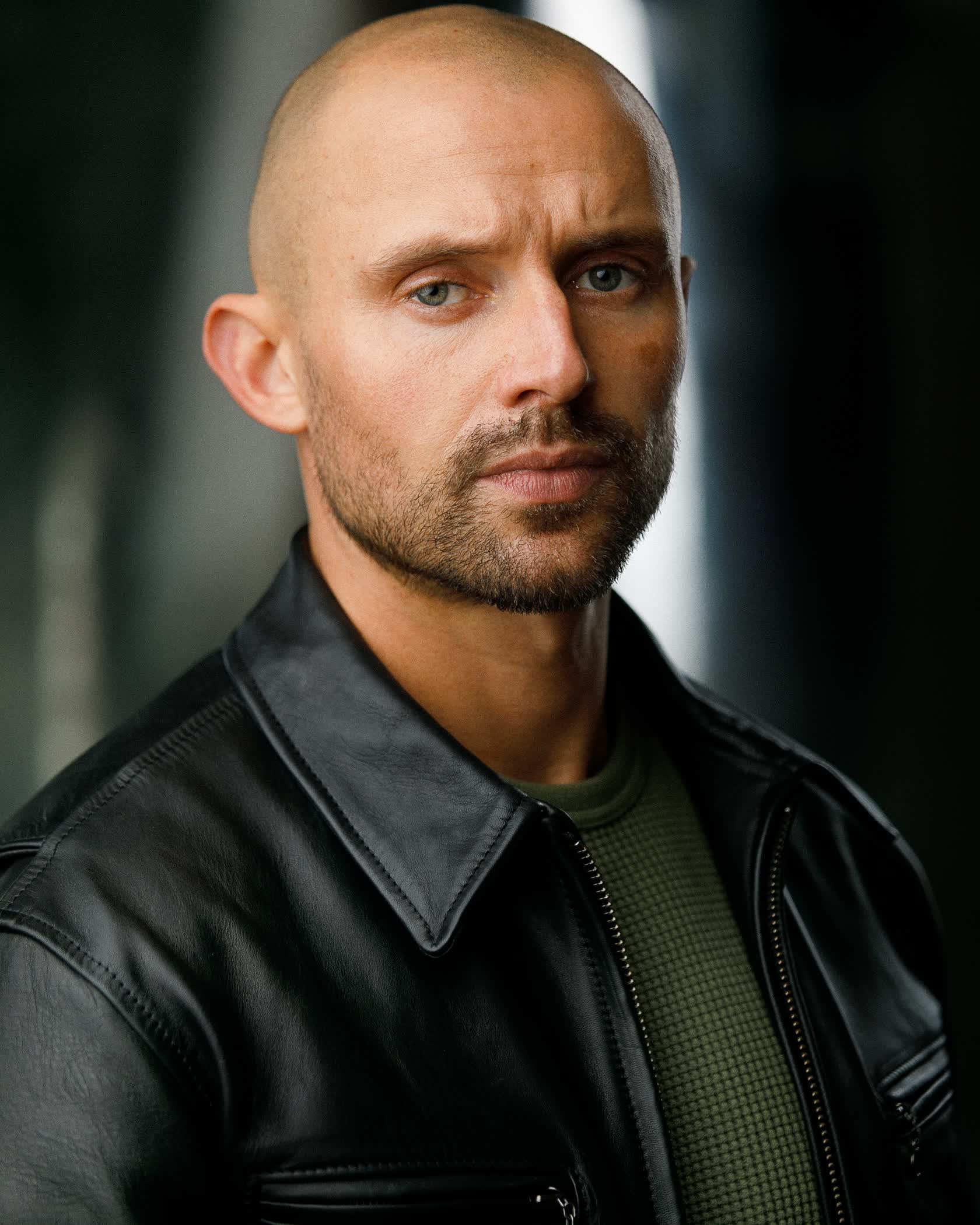 actor Oliver Walker large photo