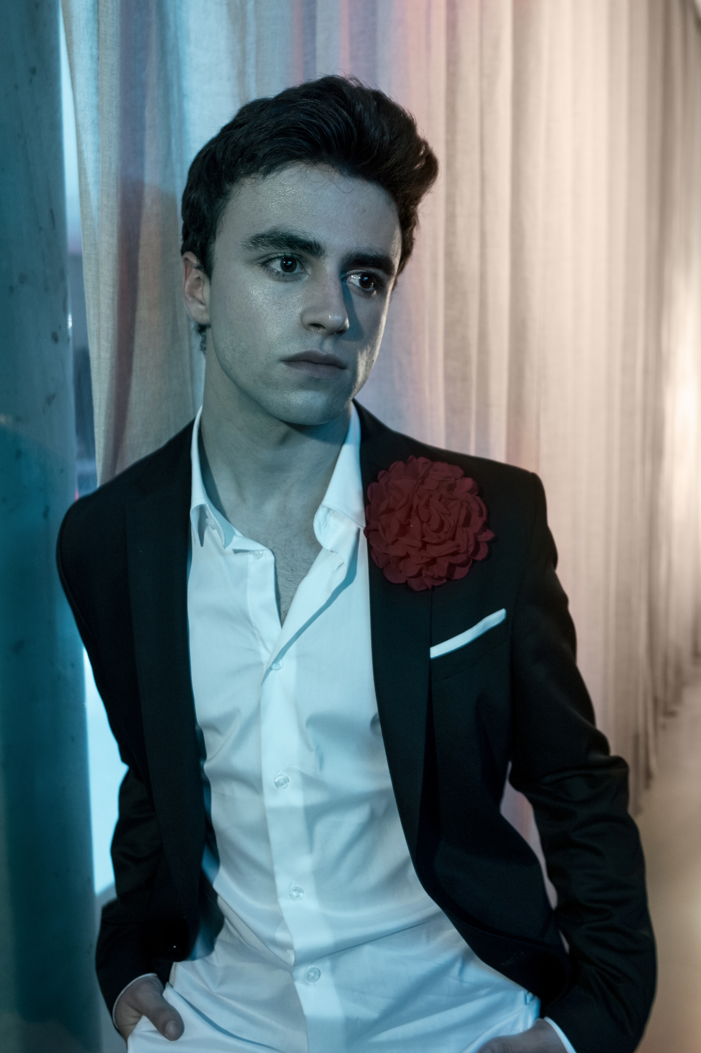 actor Itzan Escamilla large photo