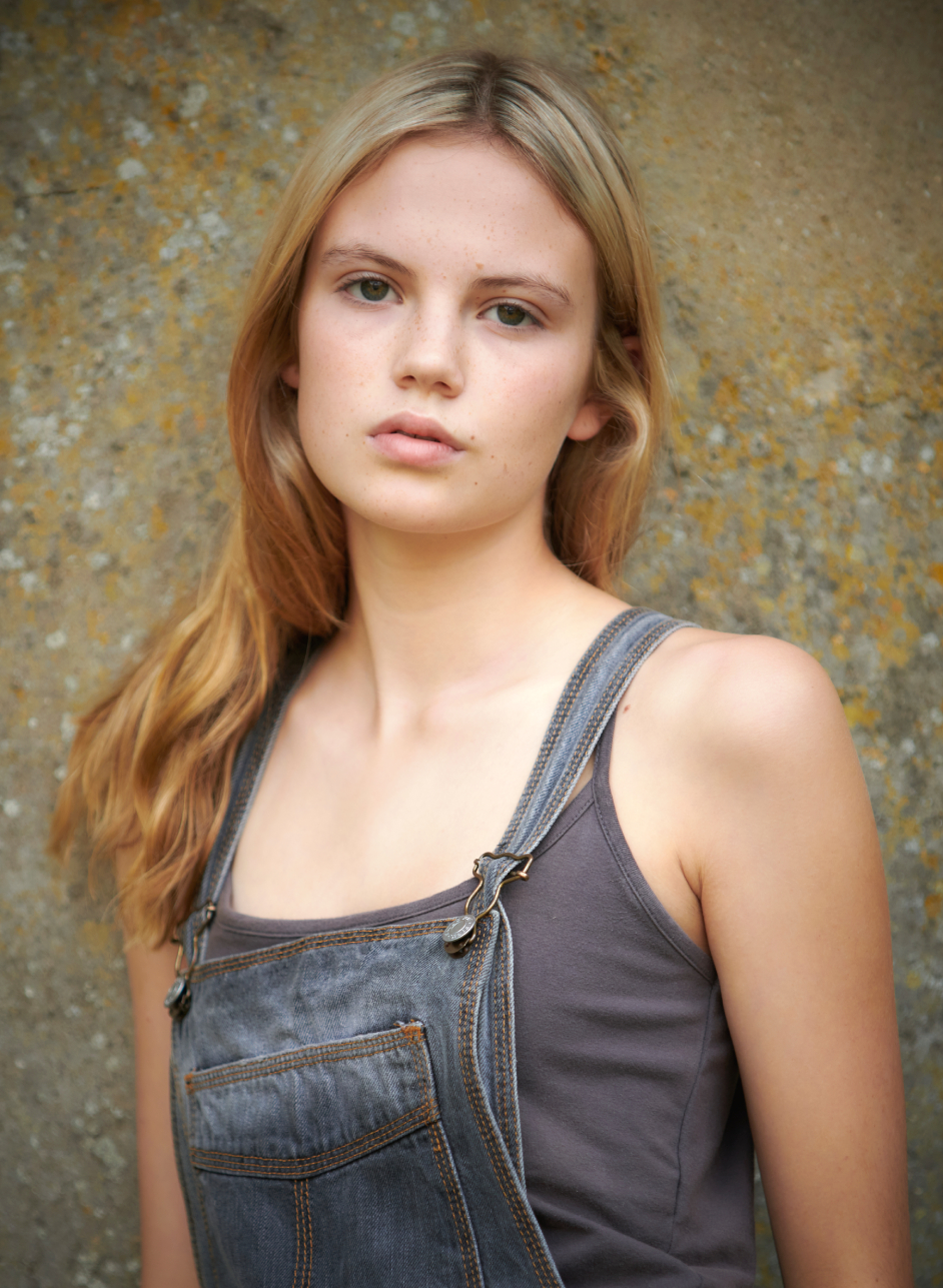 actor Isla Johnston large photo