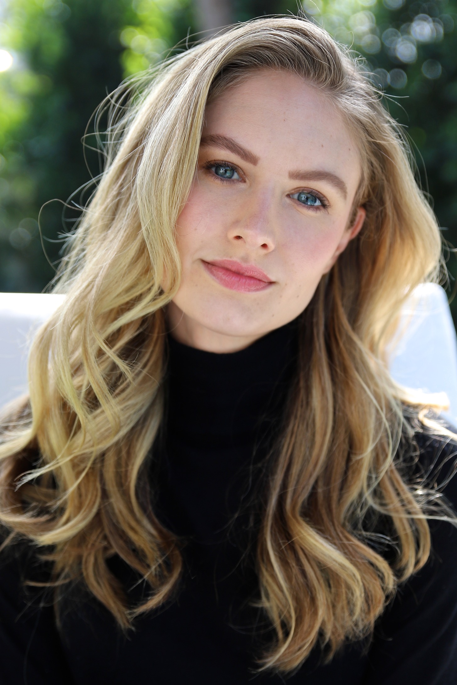 actor Caitlin Thompson large photo