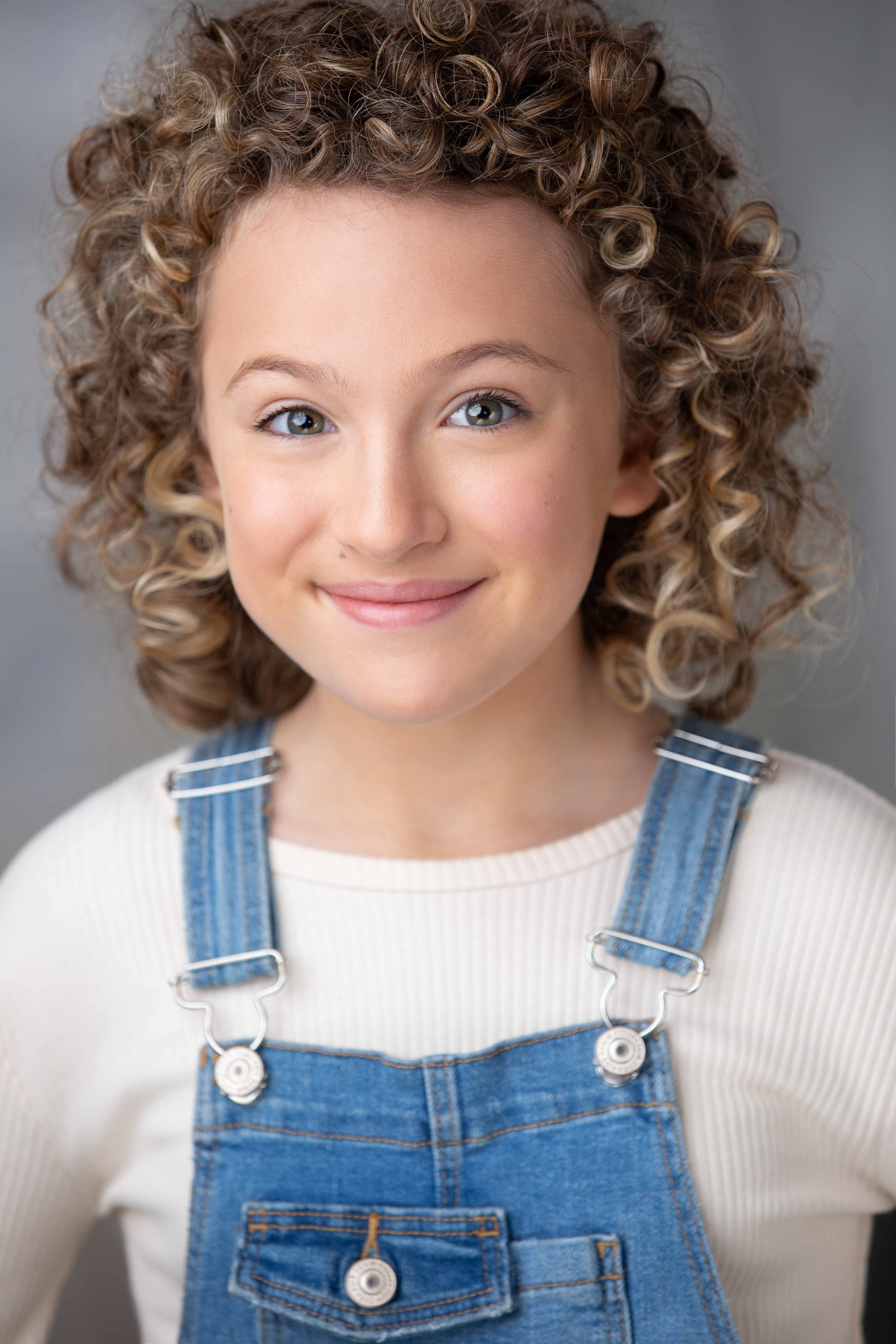 actor Violet Tinnirello large photo