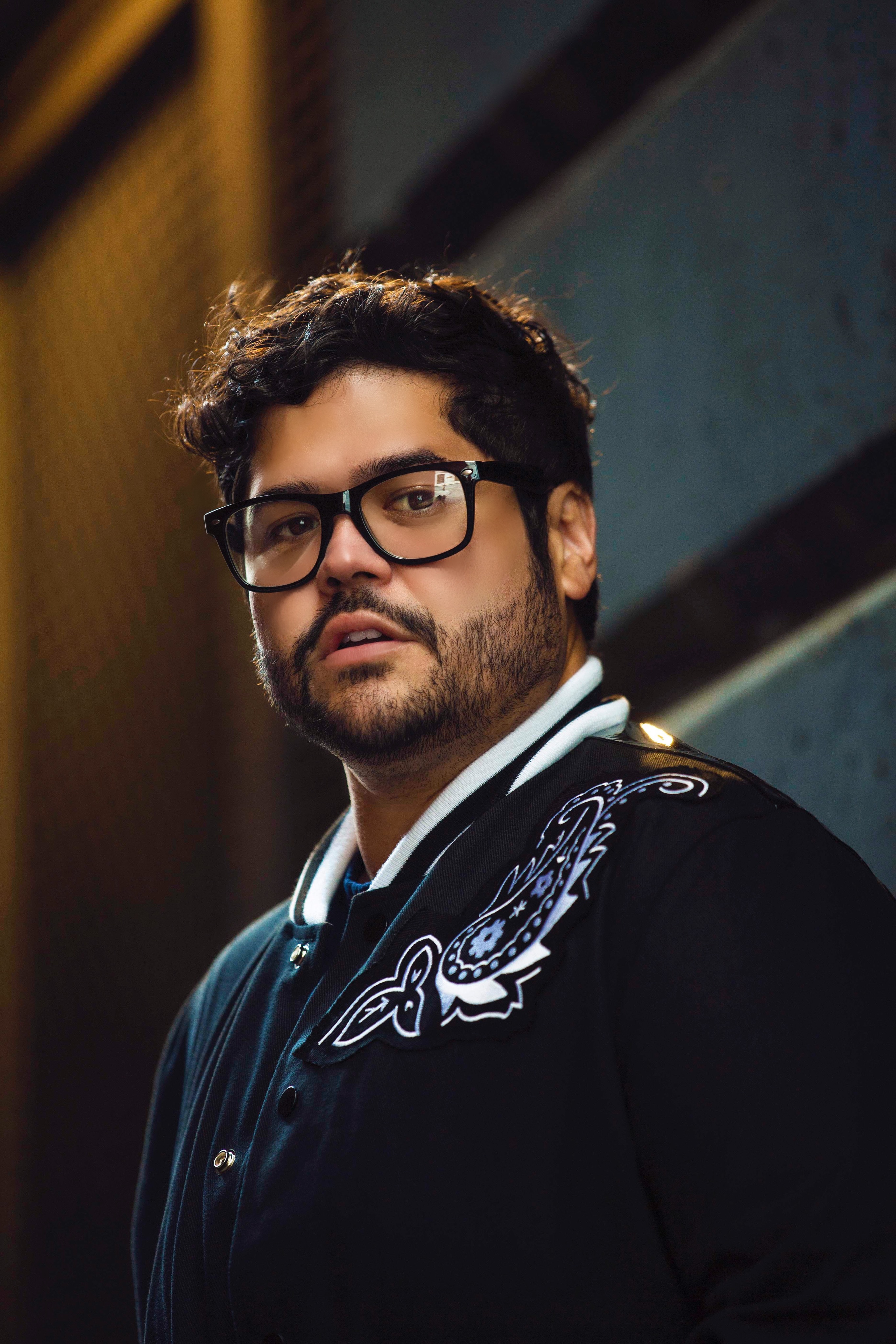 actor Harvey Guillén large photo