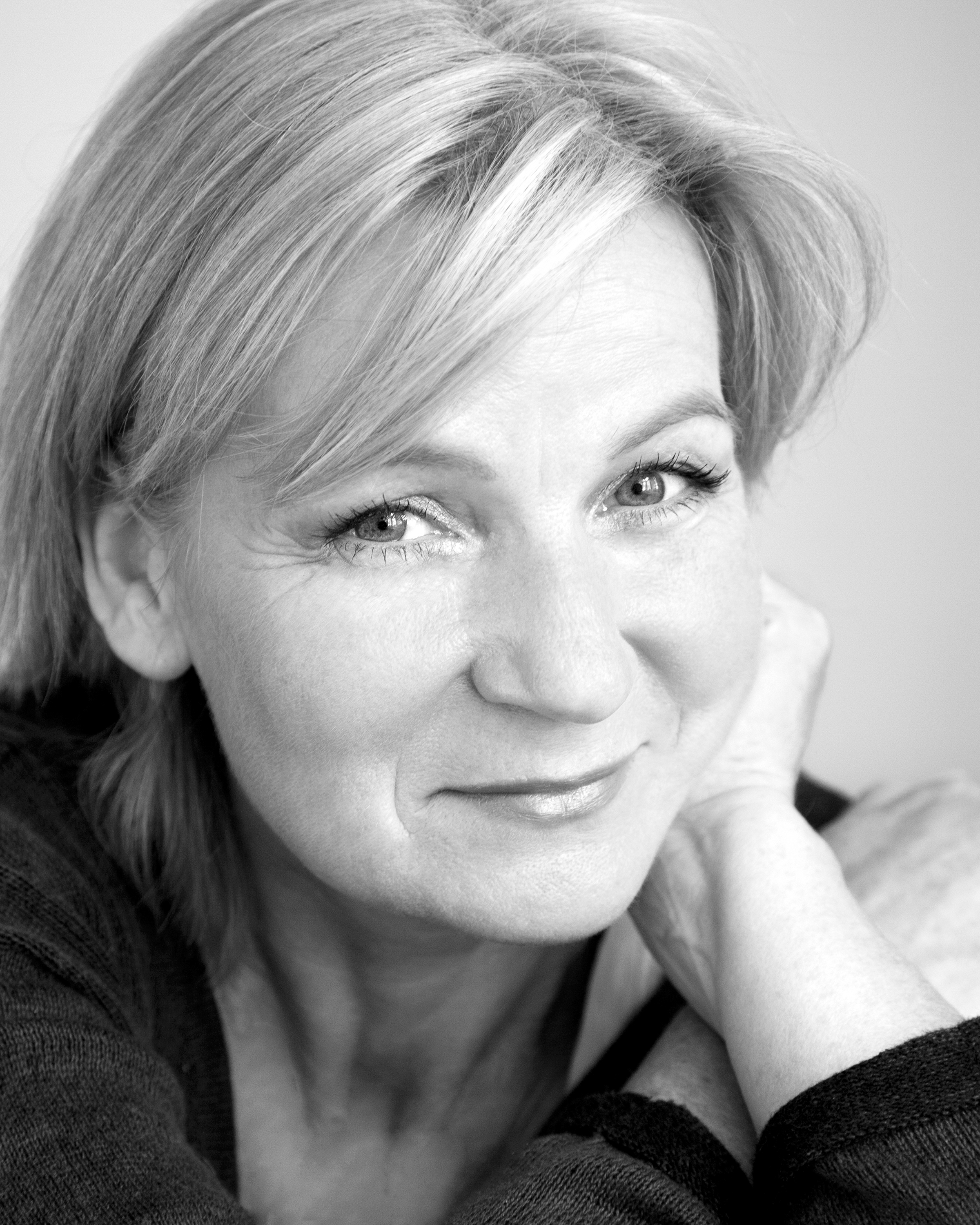 actor Caroline Guthrie large photo