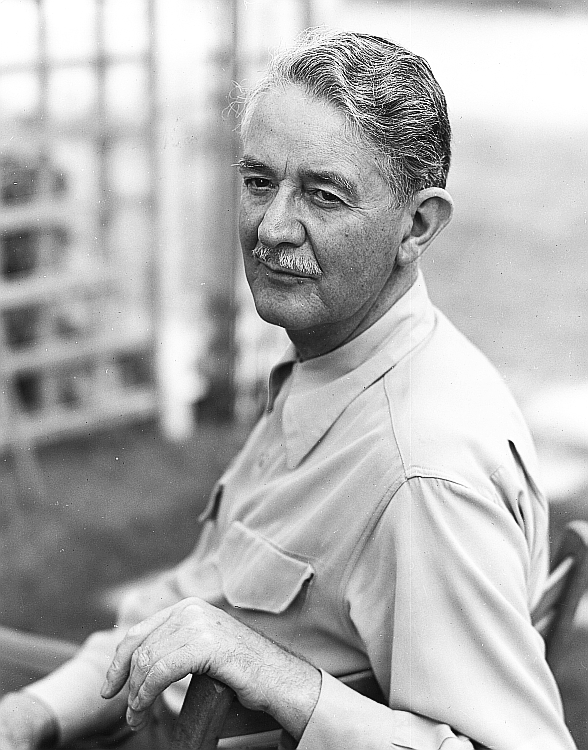 actor Leonard Carey large photo