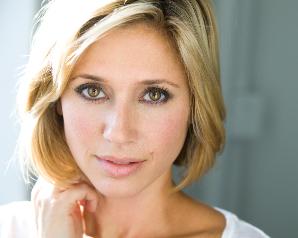 actor Kristen Miller large photo