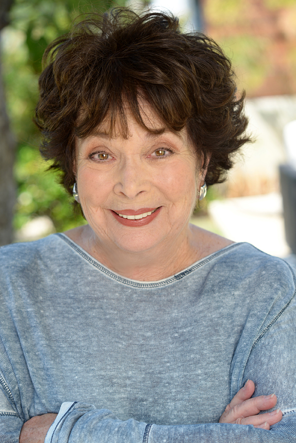 actor Phoebe Dorin large photo