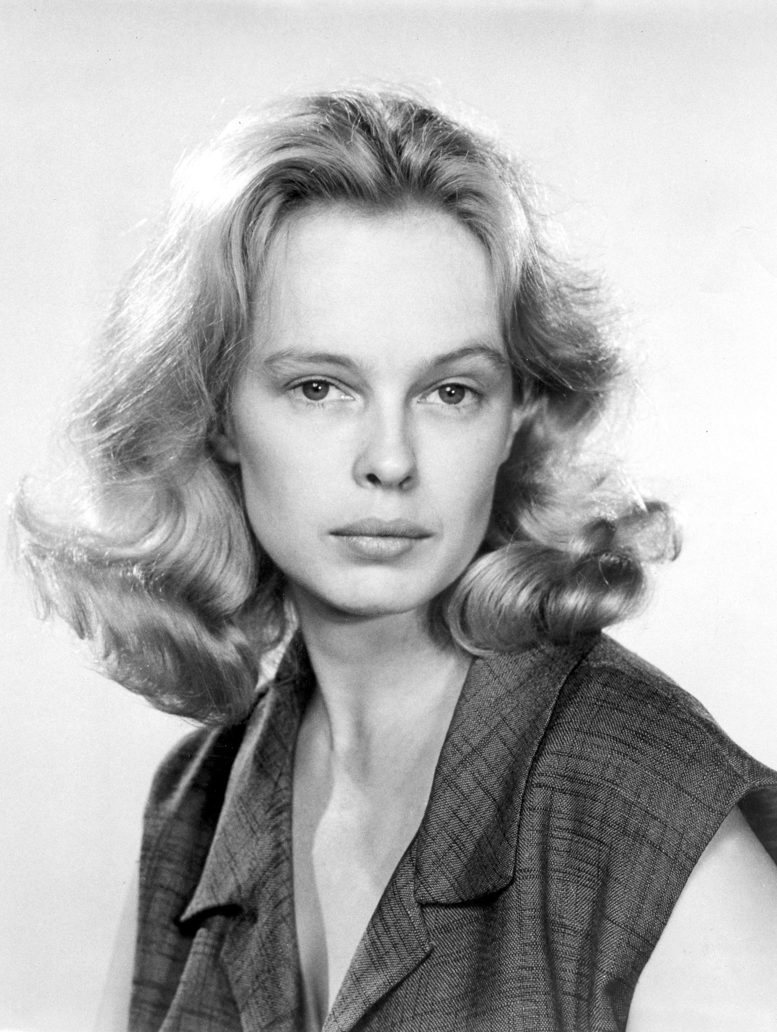 actor Sandy Dennis large photo