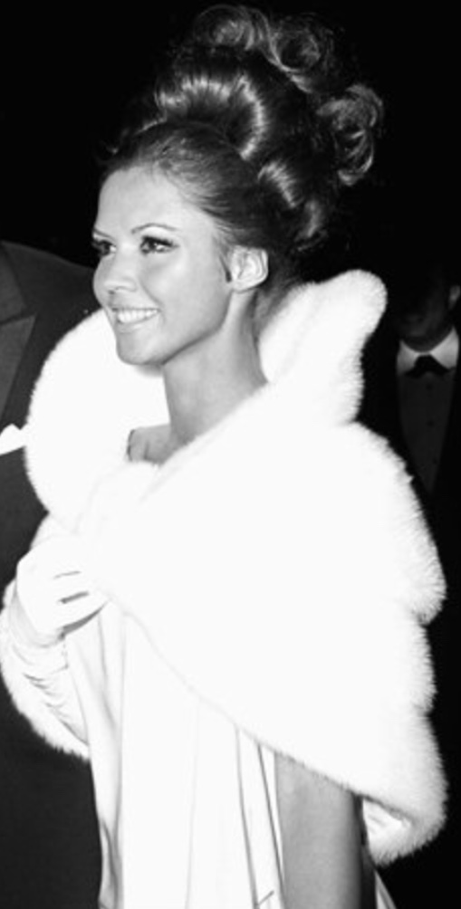 actor Claudia Martin large photo